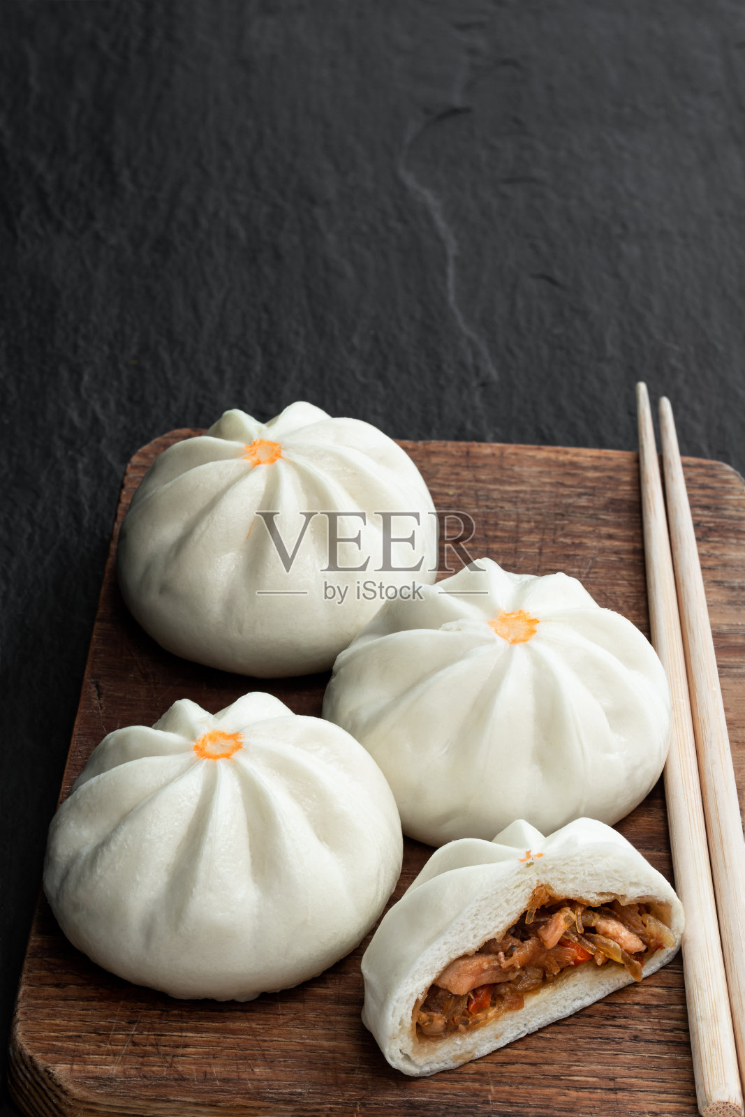 黑色的石头背景上有美味的馅包照片摄影图片