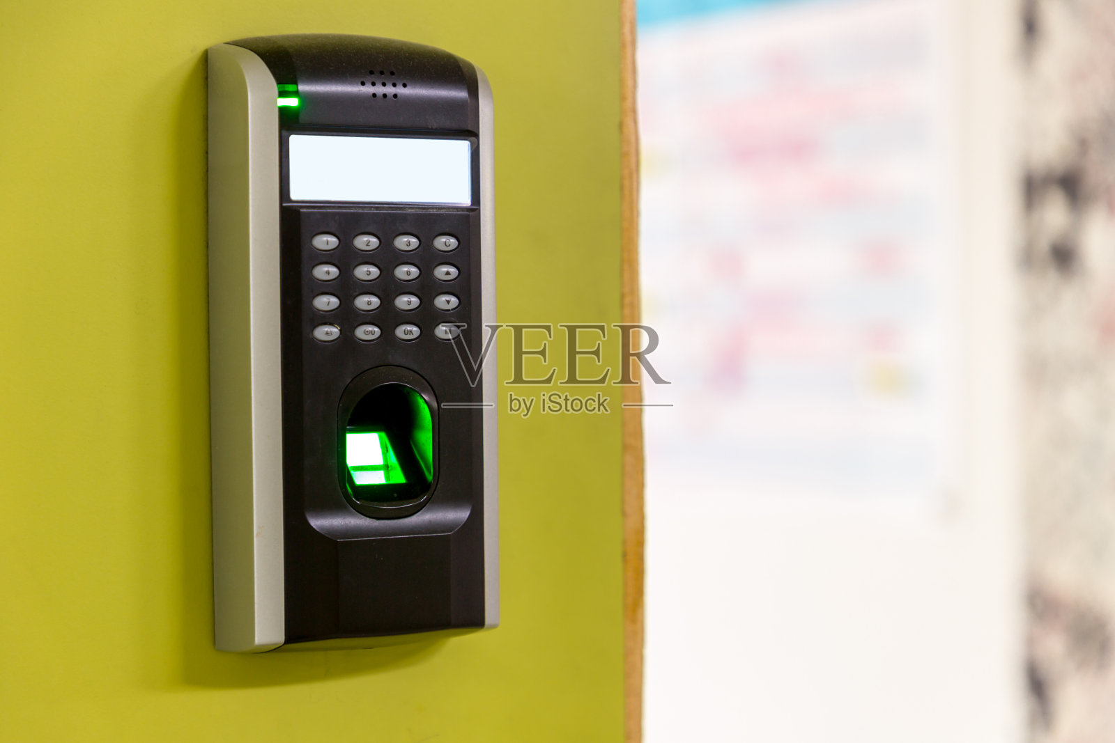 手指扫描对机器安全的概念和安全。软焦点在手扫描手指上的机器概念。商人的手在机器上扫描手指，技术概念或商业概念。照片摄影图片