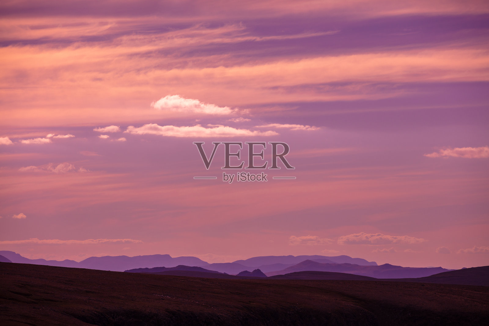 日落时五颜六色的多云天空。山上的日落。天空纹理，抽象的自然背景照片摄影图片