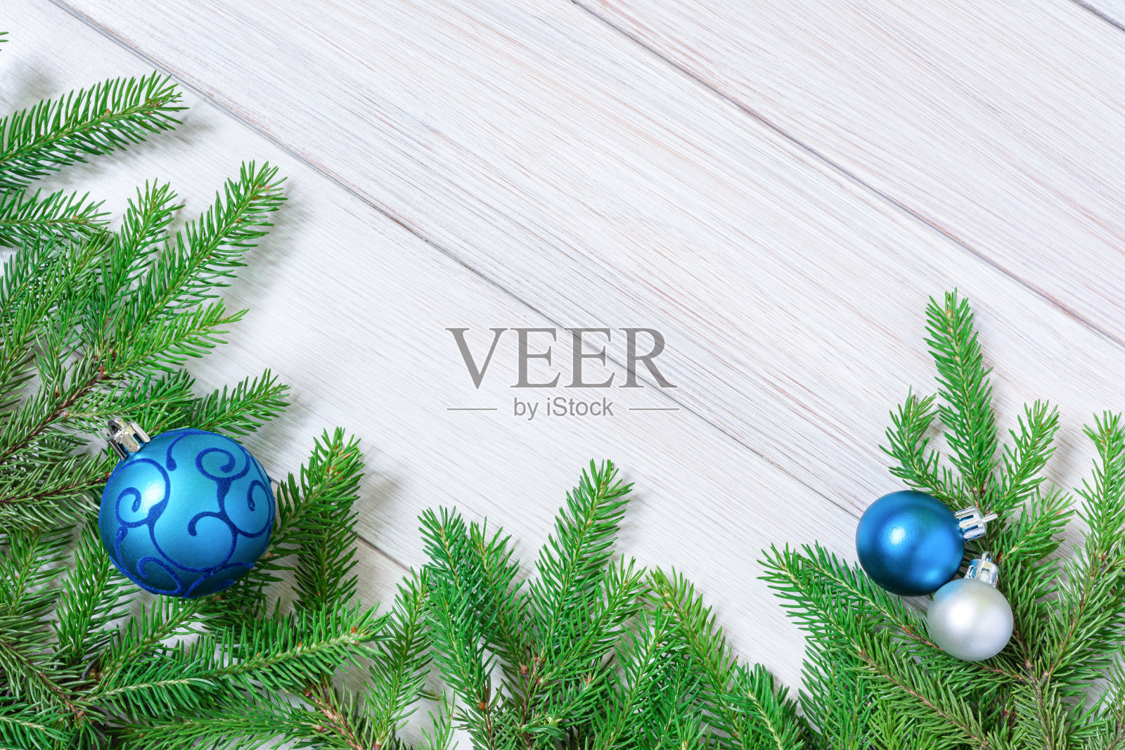 圣诞节或新年的装饰背景:树枝和蓝色圣诞玩具球的形式。平的。副本的空间。照片摄影图片