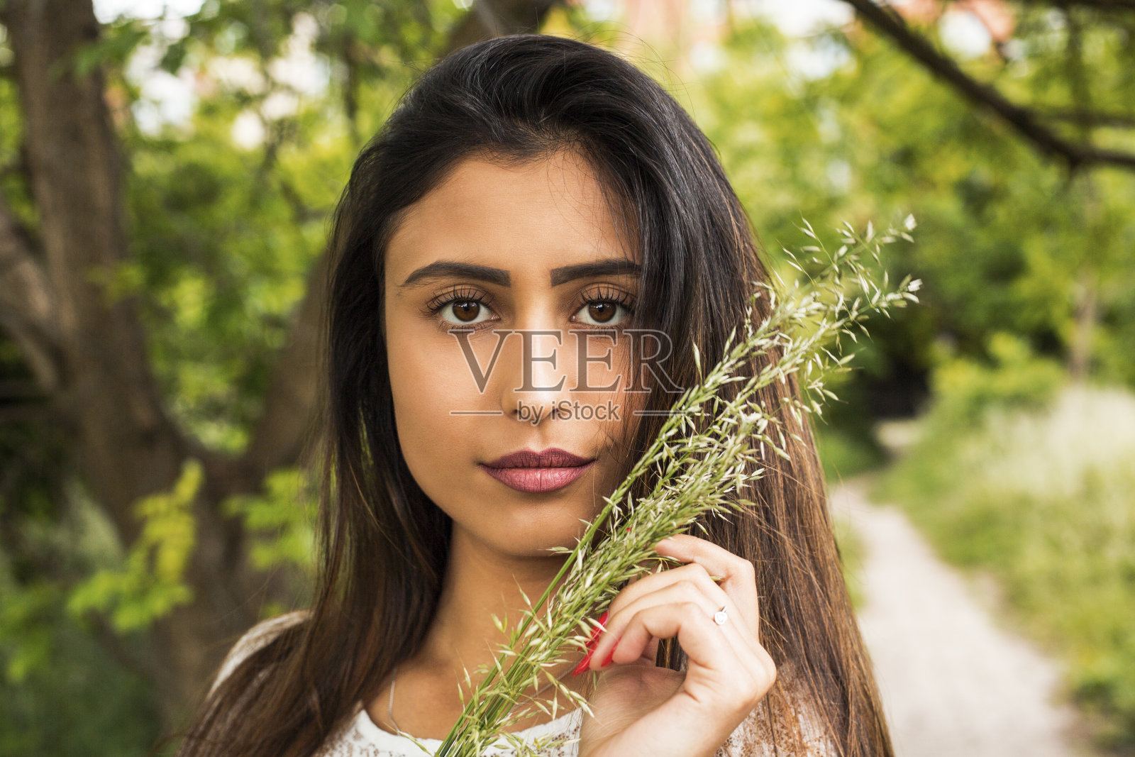 公园里的女人照片摄影图片