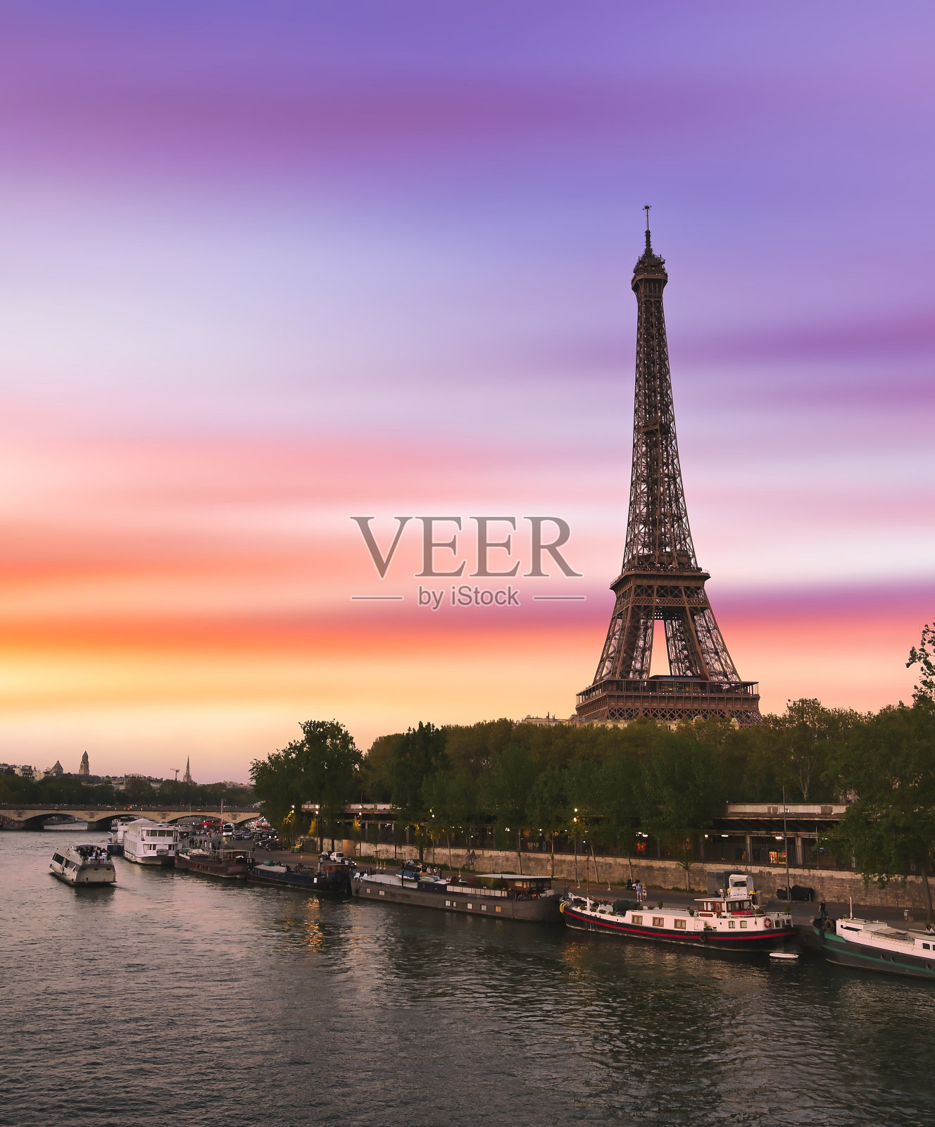 法国巴黎埃菲尔铁塔上的日落照片摄影图片