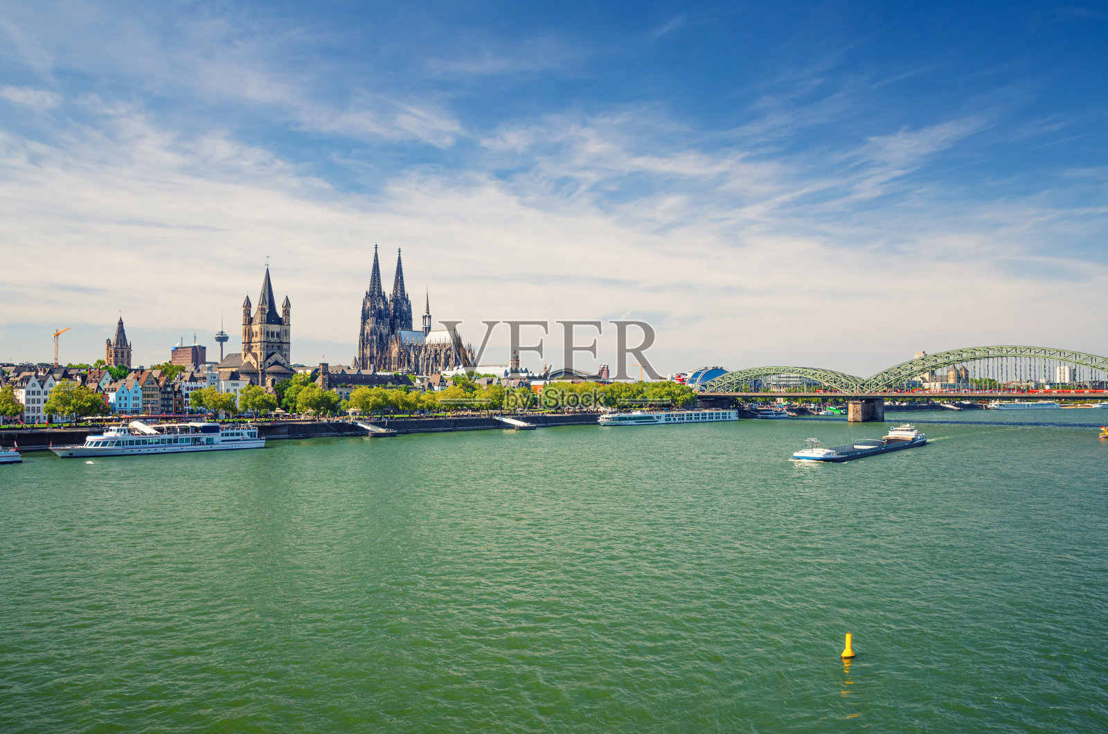 历史悠久的市中心和科隆大教堂的城市景观照片摄影图片