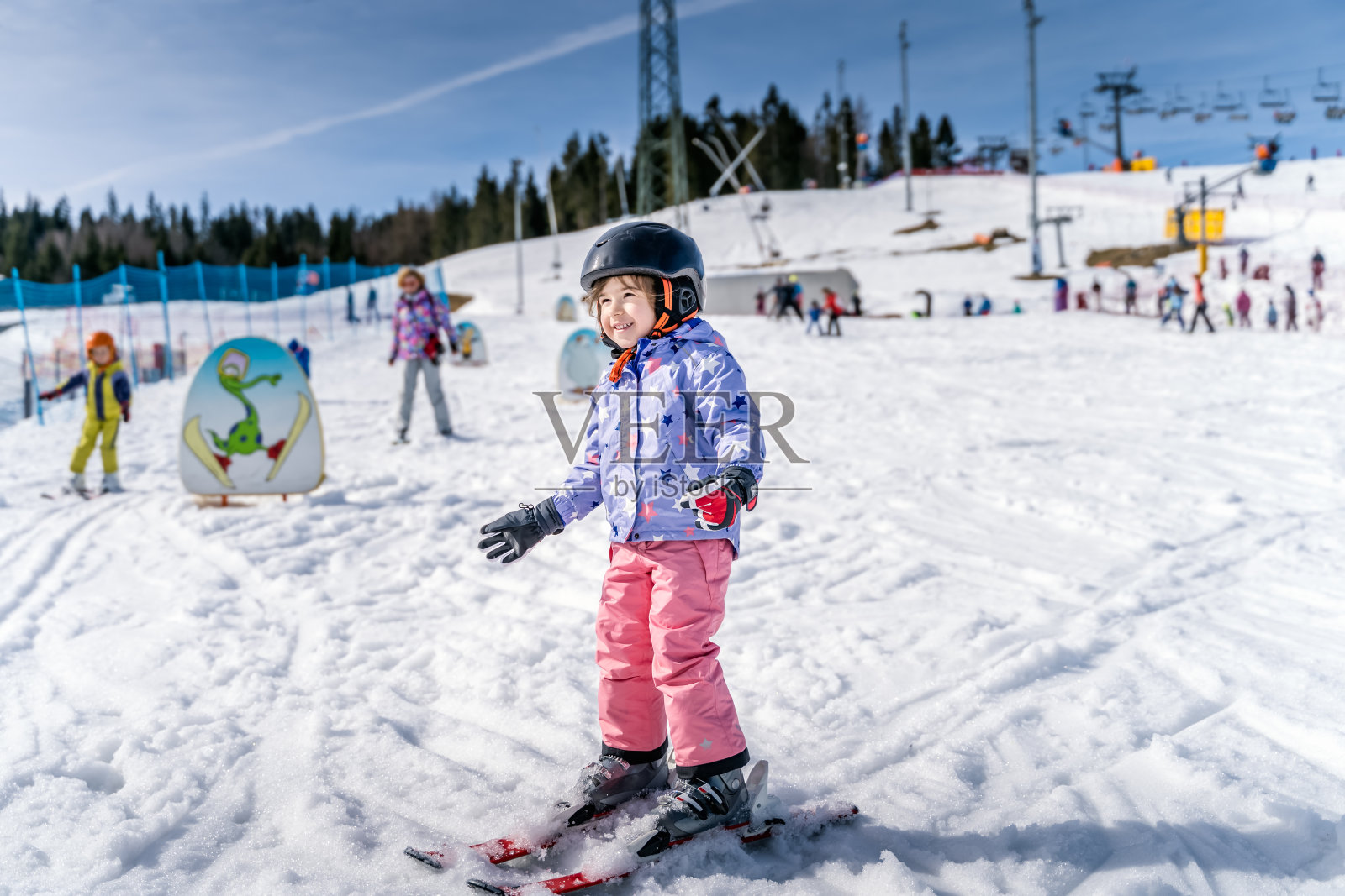 年轻的滑雪女孩学习如何滑雪和有乐趣的滑雪坡照片摄影图片