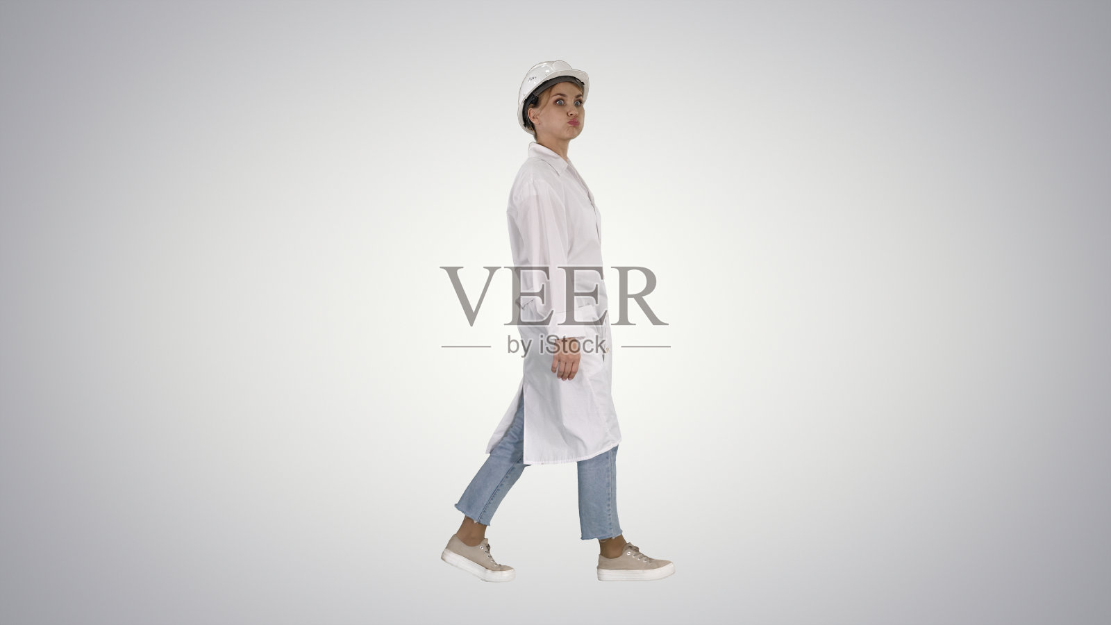 工程师建筑女工走路时做鬼脸照片摄影图片