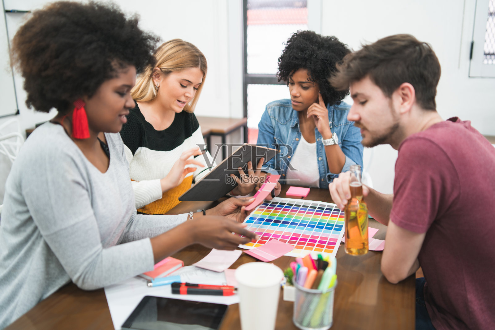 创意设计师在一个项目中一起工作。照片摄影图片