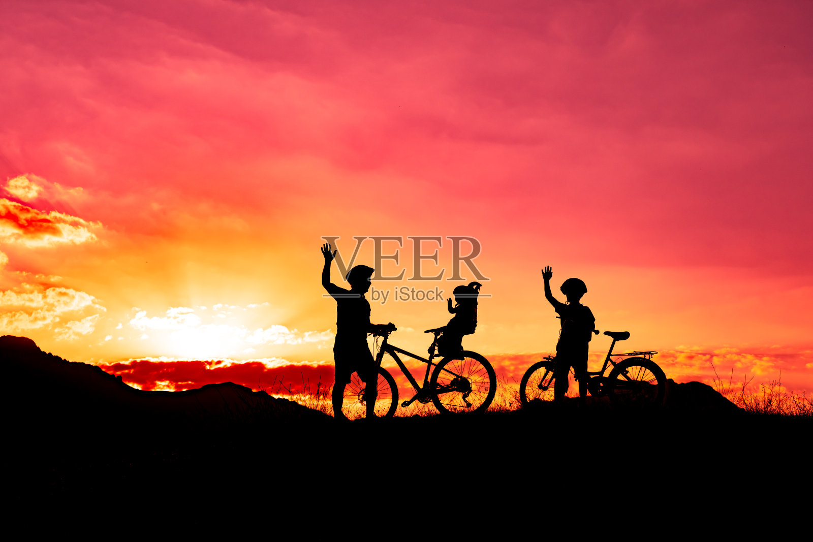 爸爸和家人一起骑自行车照片摄影图片