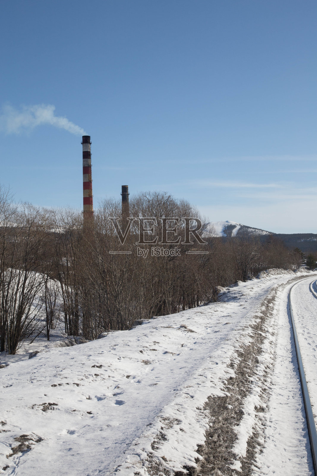 铁路在冬天。铁轨上覆盖着雪照片摄影图片