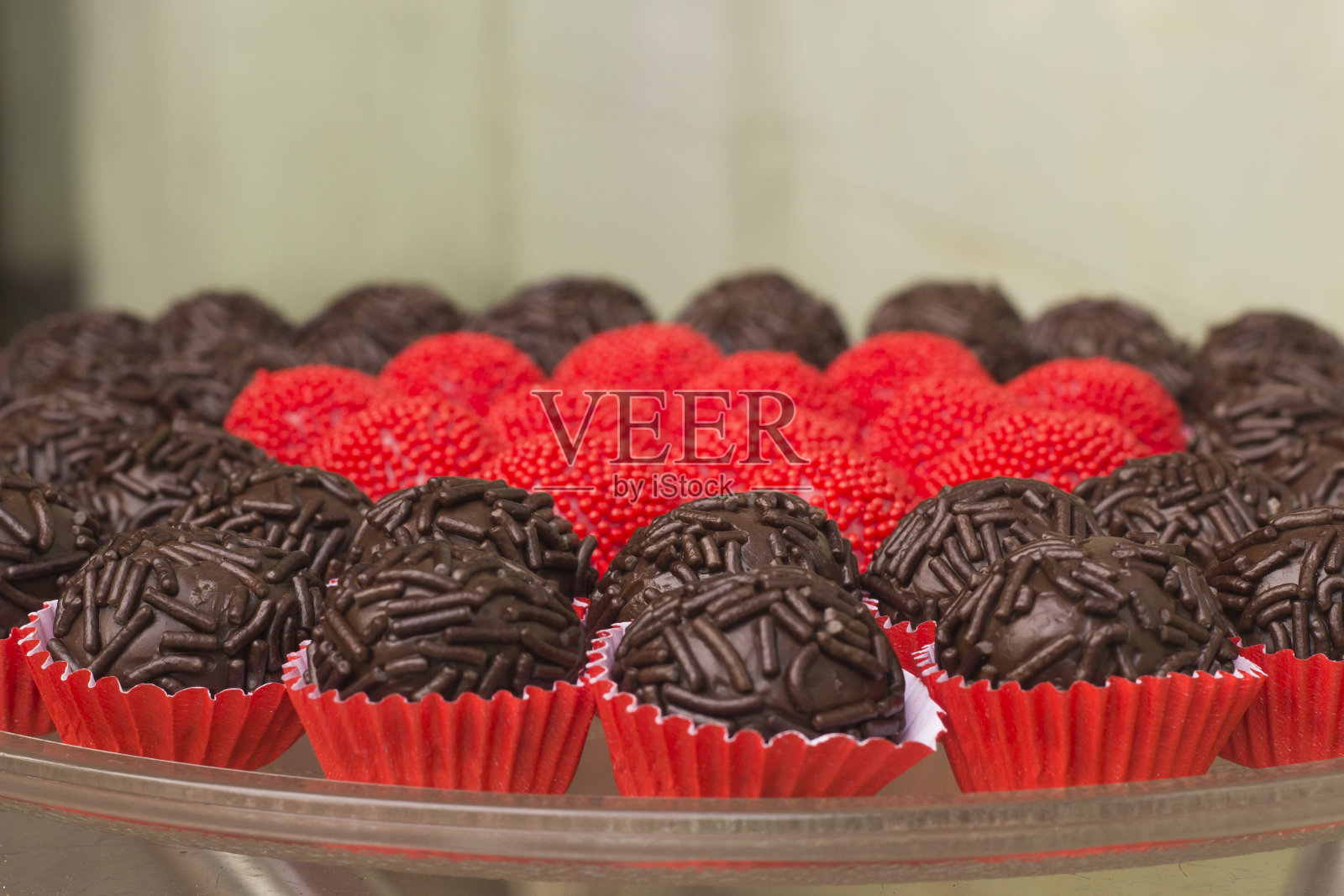 自制的巴西糖果。Brigadeiro，葡萄牙语中的brigadier和bicho de pé是传统的巴西甜点。照片摄影图片