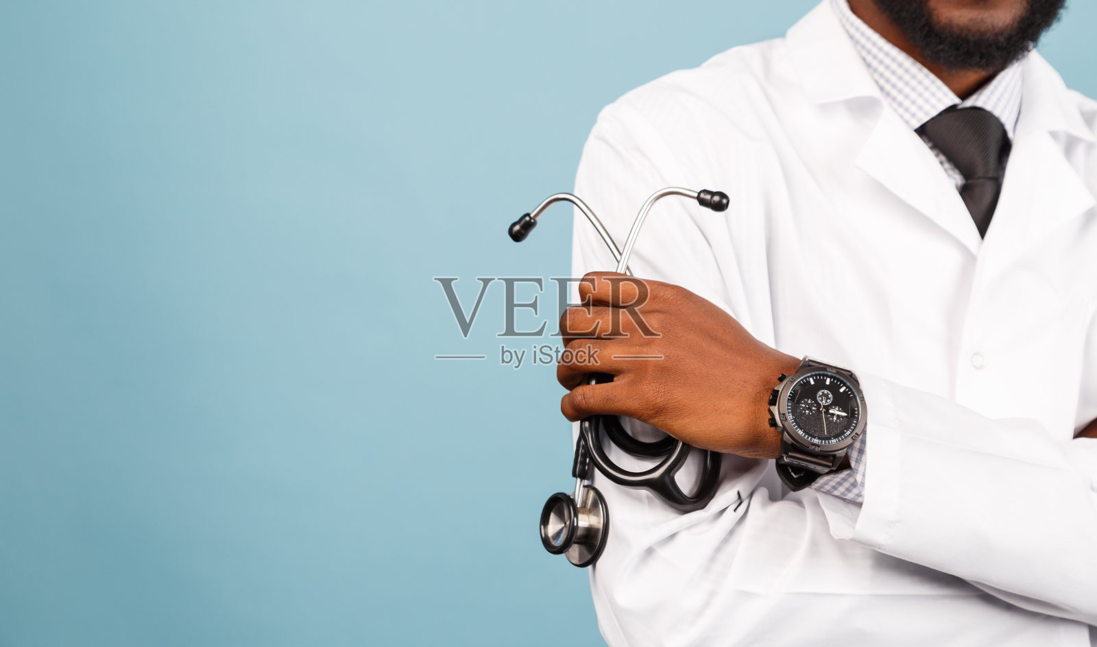 医学、专业、保健理念。蓝色背景下穿白大褂的非裔美国男医生或科学家照片摄影图片