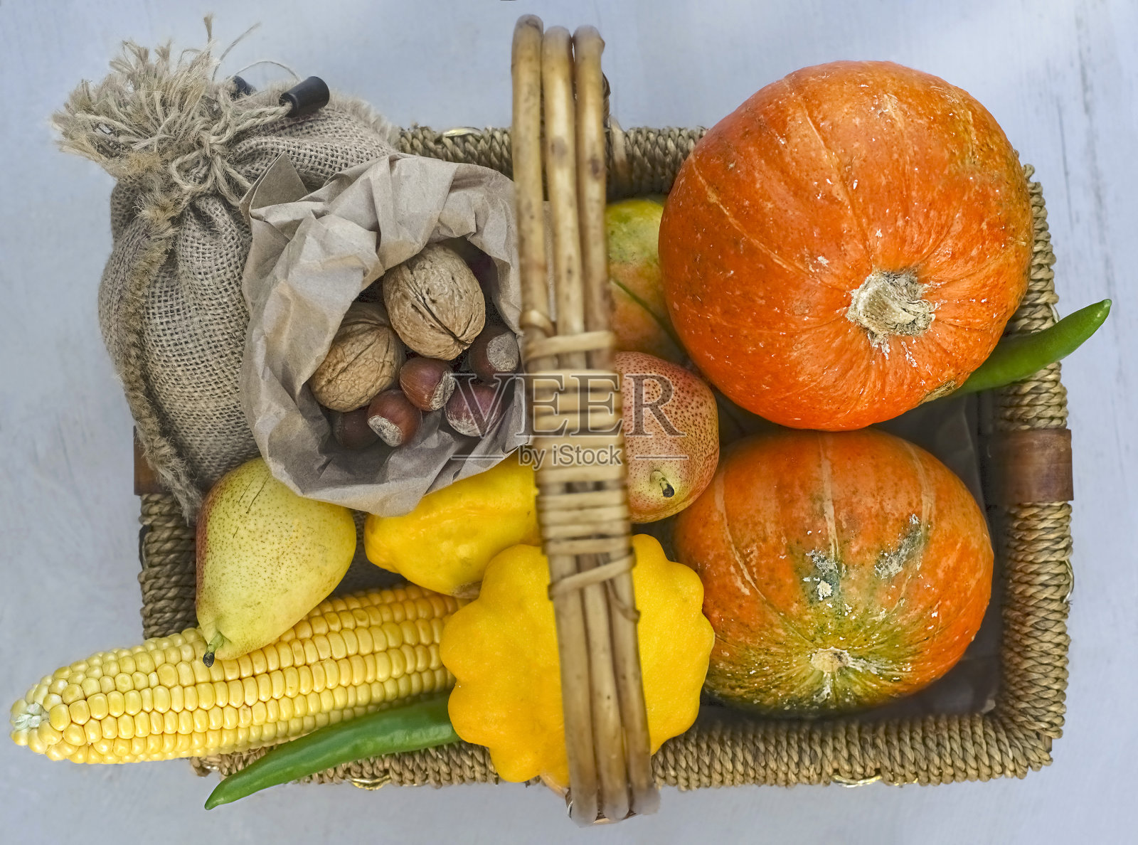 南瓜，南瓜，苹果和梨在白色的木制背景上装饰的节日秋天。照片摄影图片