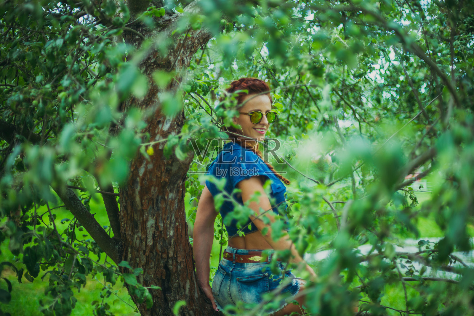 肖像。一个戴墨镜的女人的肖像。照片摄影图片