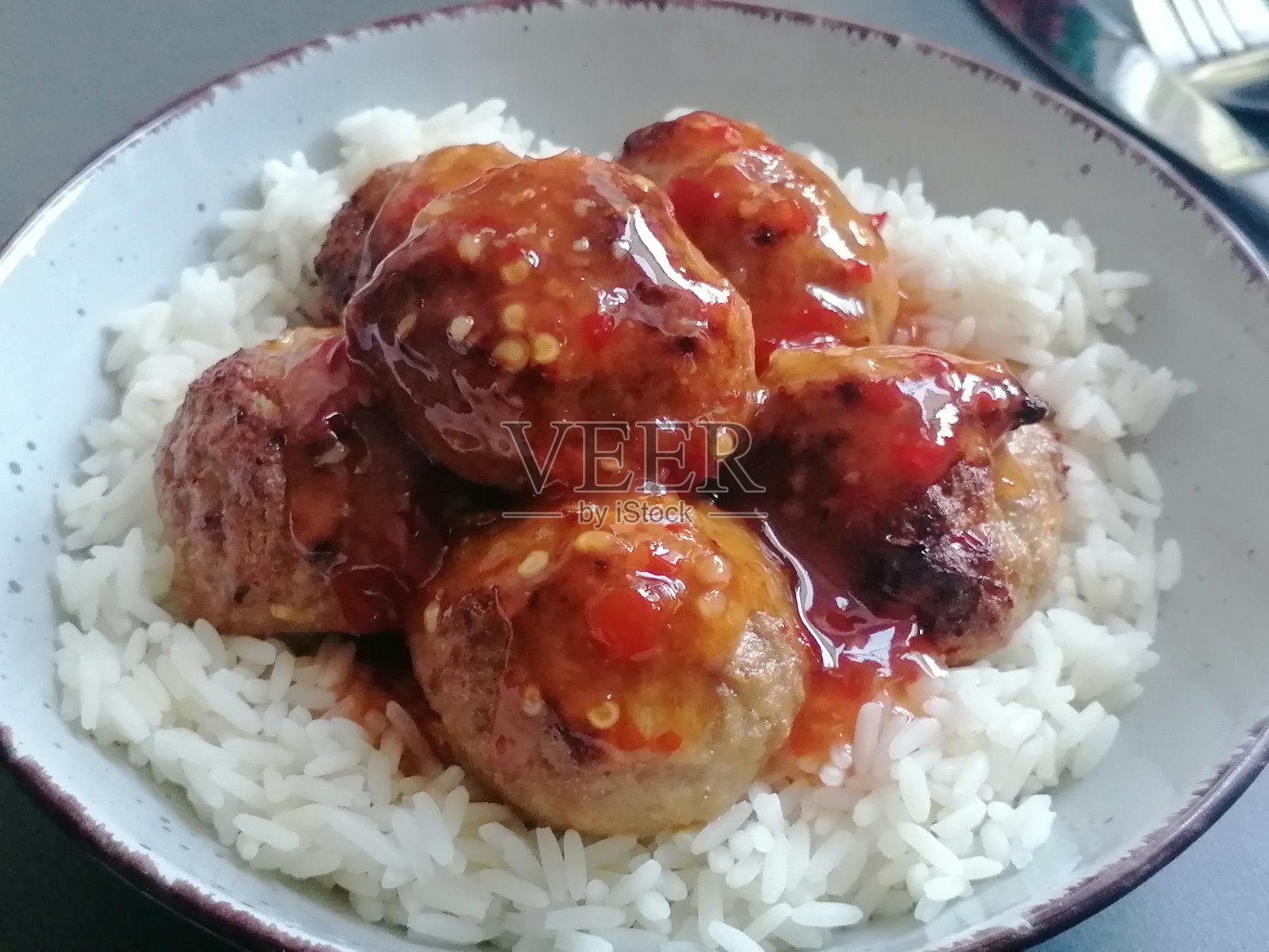 装上美味的自制食物的盘子照片摄影图片