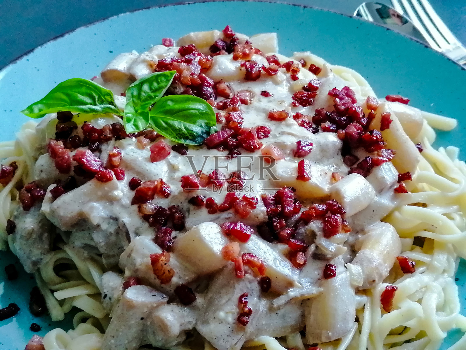 装上美味的自制食物的盘子照片摄影图片