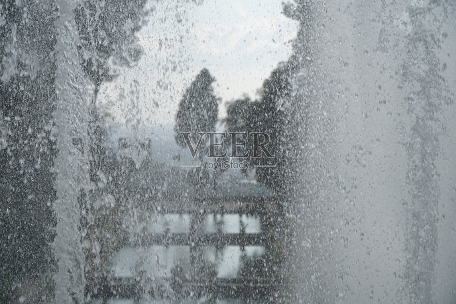 水的形状，喷泉喷水接近蓝天和太阳的背景。照片摄影图片