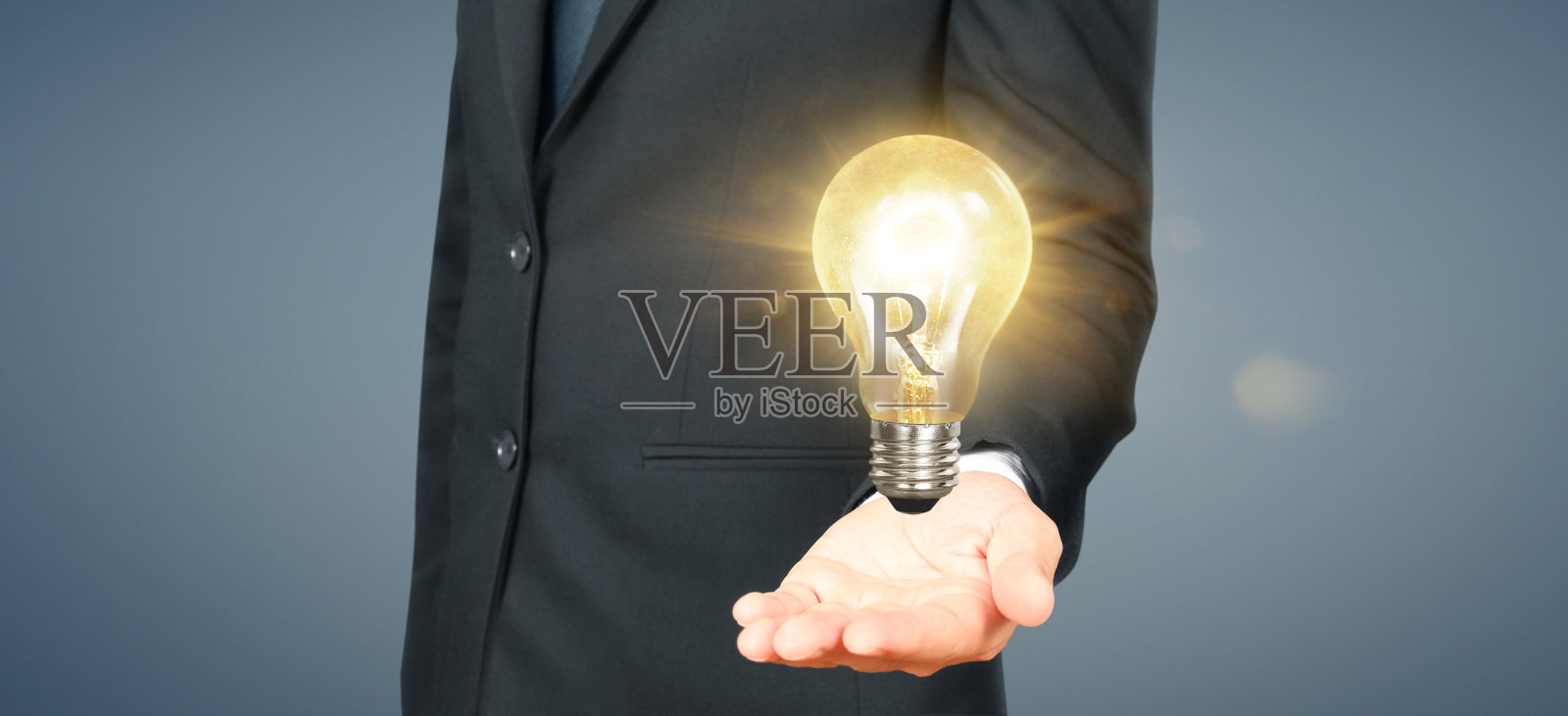 手持灯泡的手。创意创新灵感概念照片摄影图片