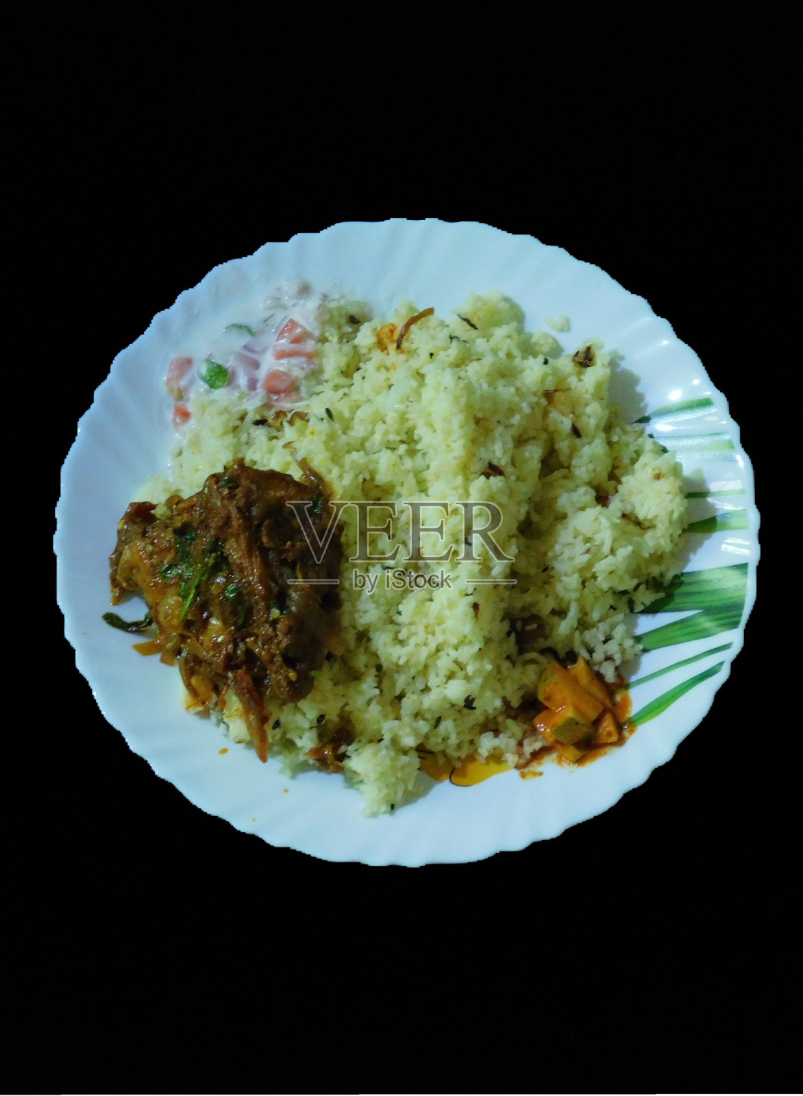 美味的印度菜Biriyani在一个碗孤立在黑色的背景照片摄影图片