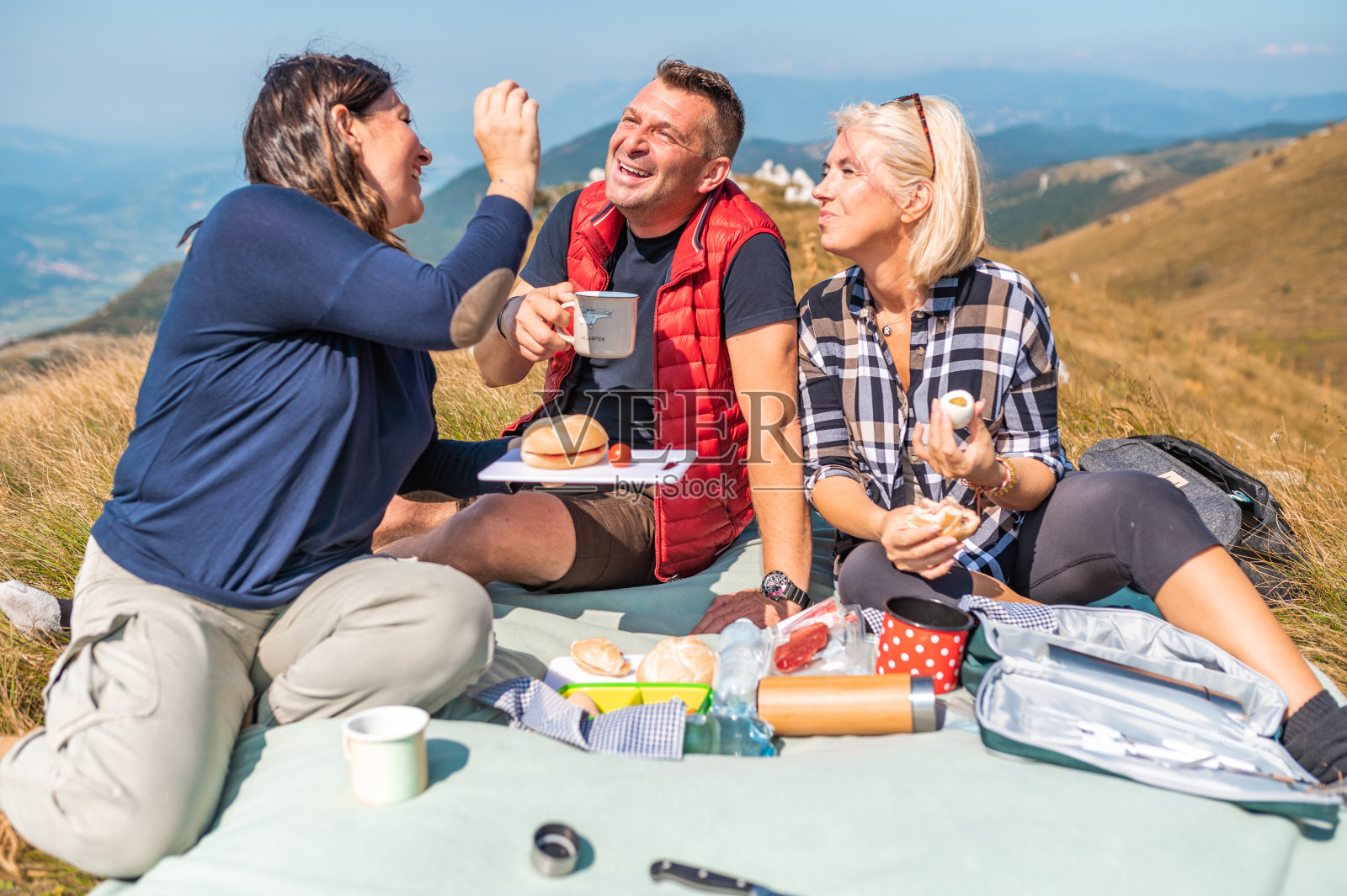 三个成年人在山里野餐照片摄影图片