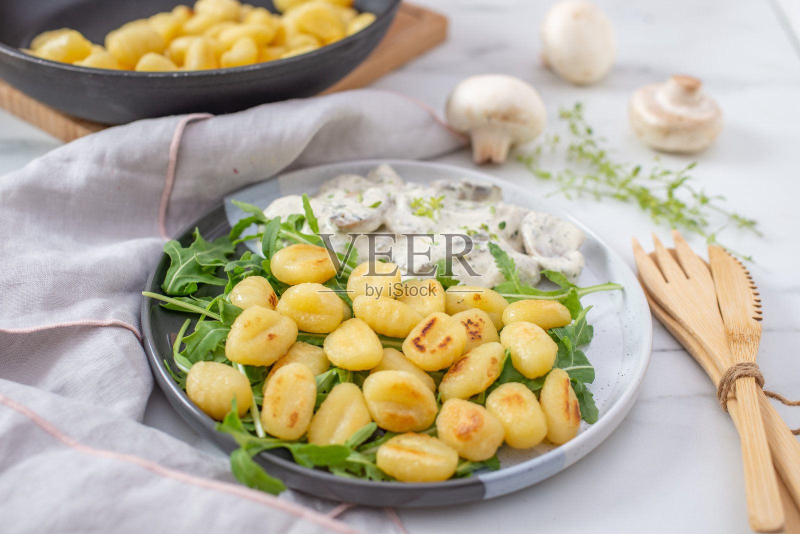 蘑菇酱汤圆照片摄影图片