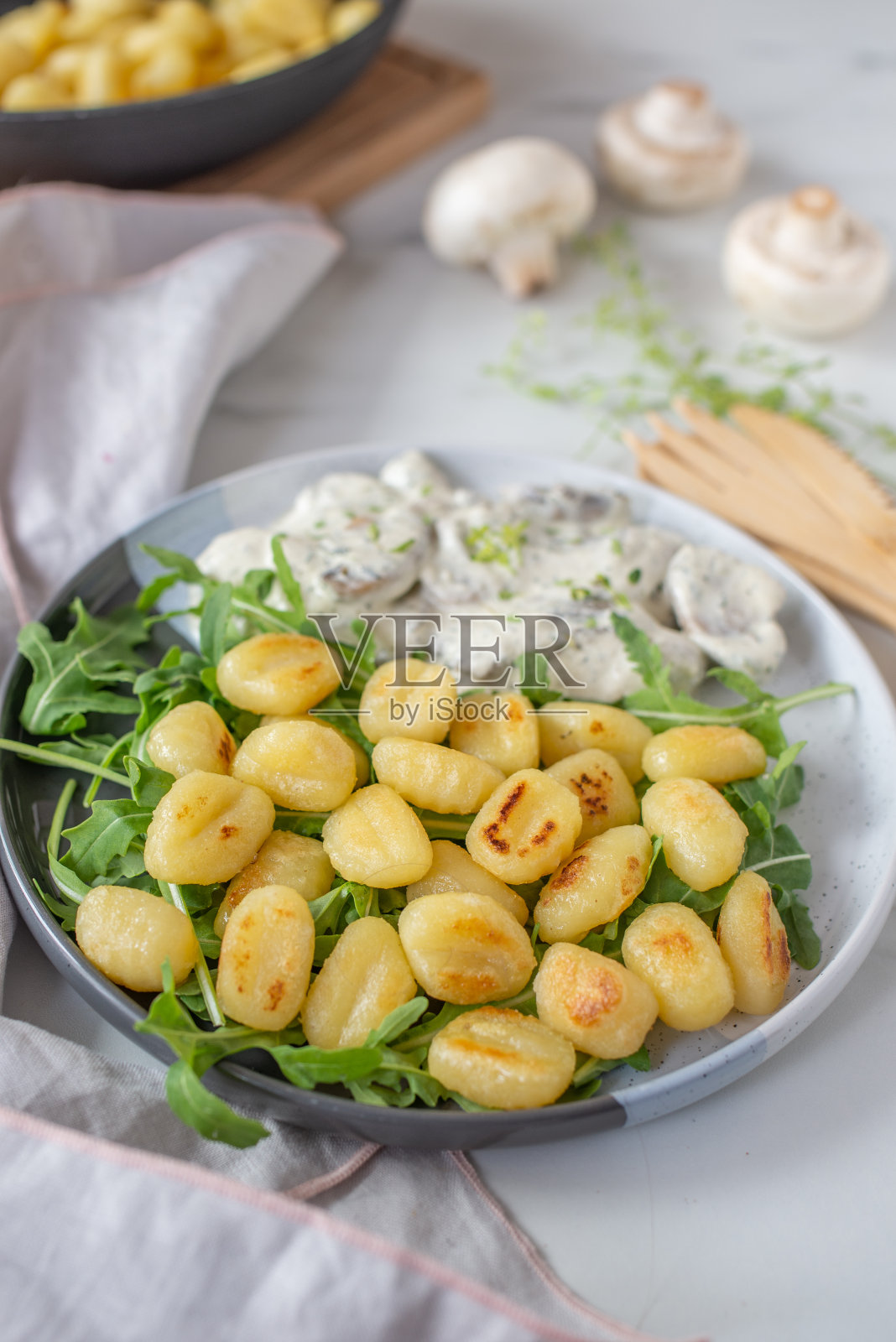 蘑菇酱汤圆照片摄影图片