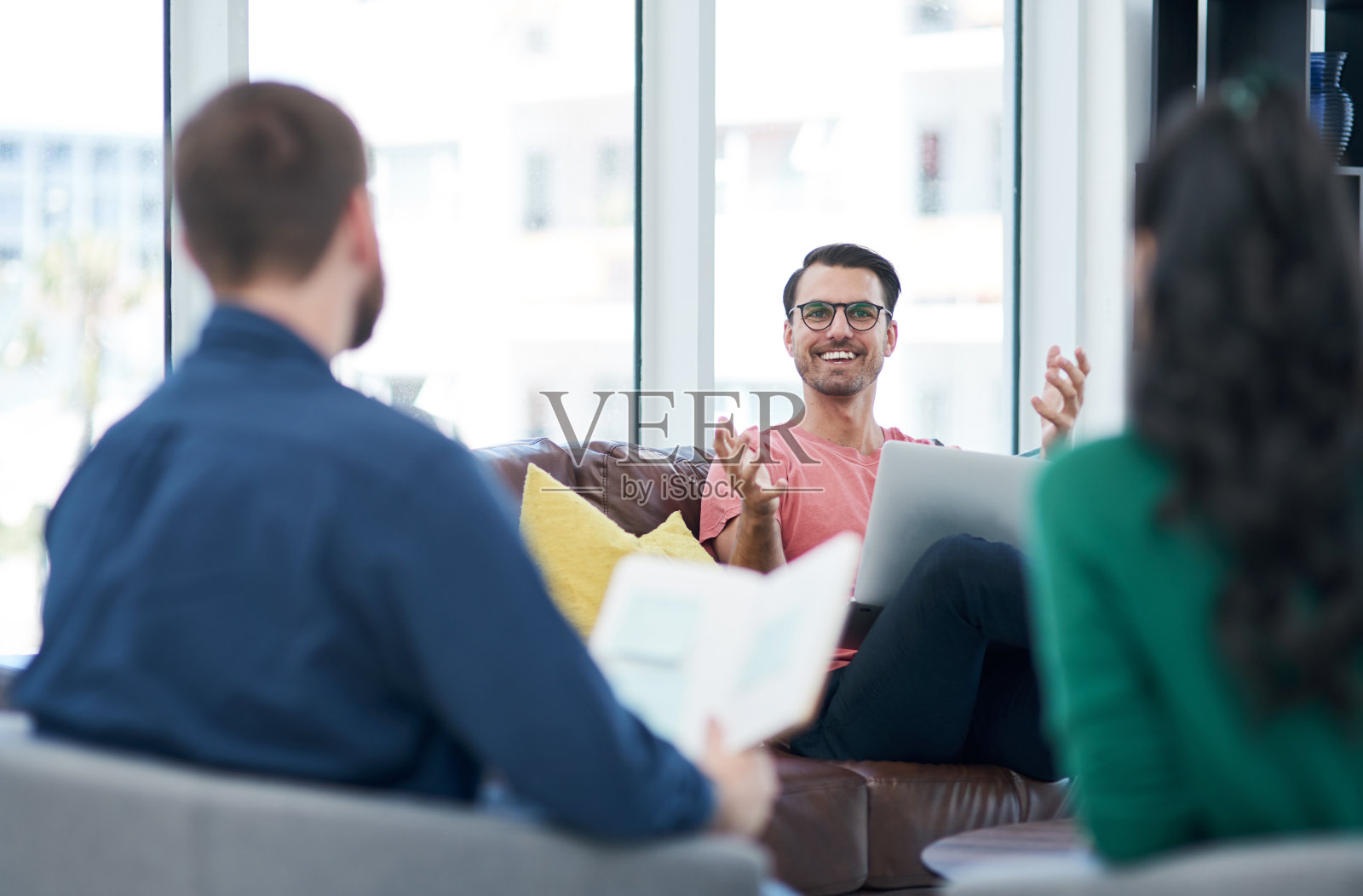 一个充满激情的企业家精神占据了一个商业场所照片摄影图片