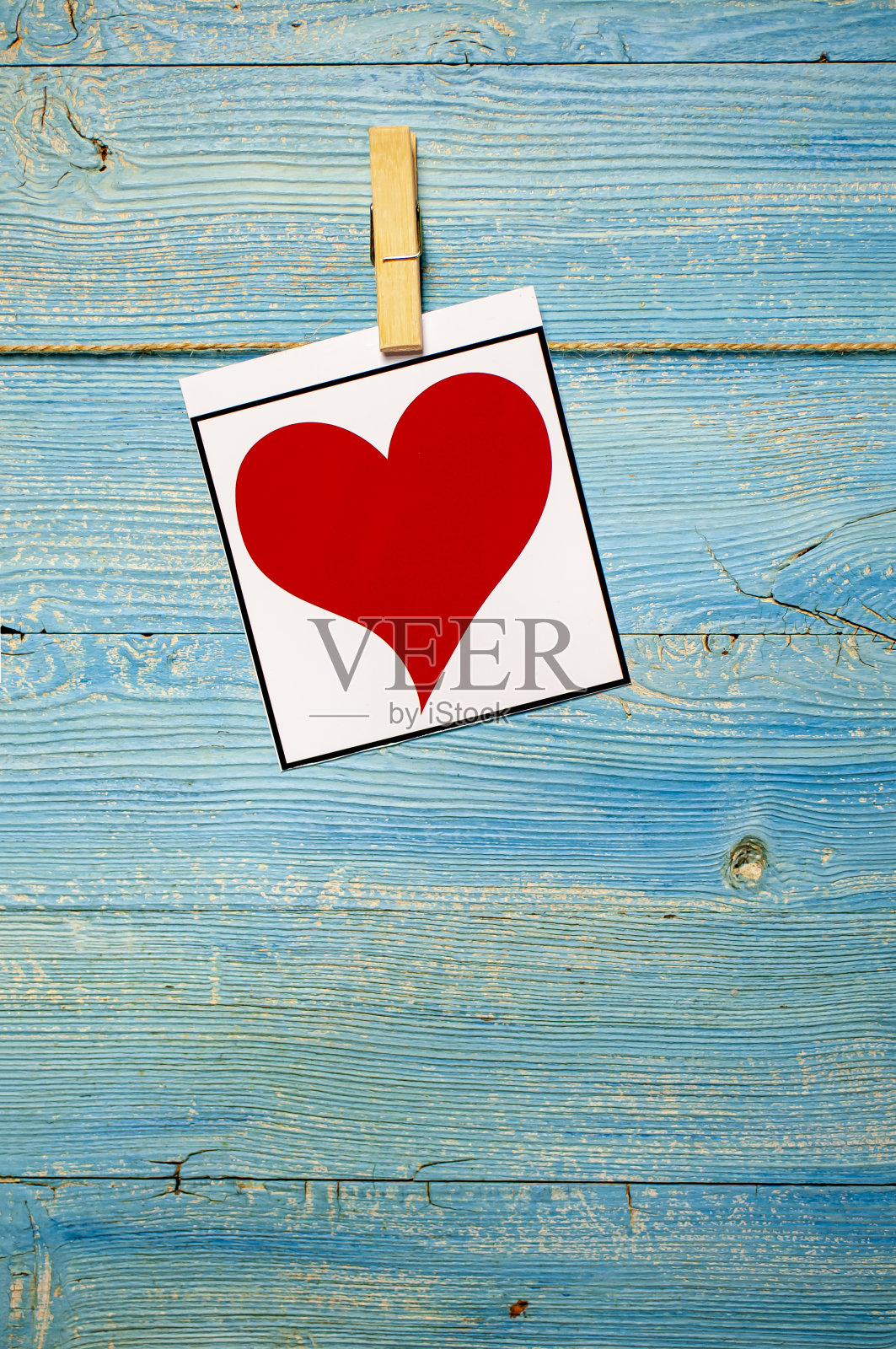 空白即时照片和情人节爱心照片摄影图片