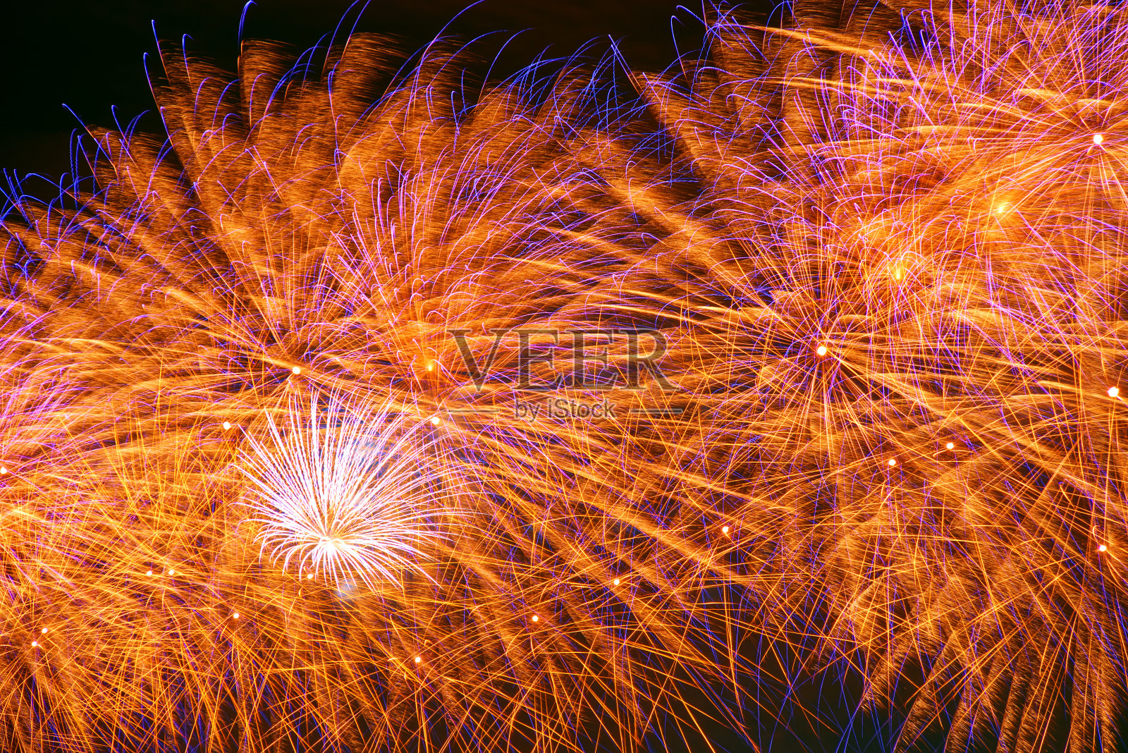 红黄的烟花，黑色的夜空背景照片摄影图片