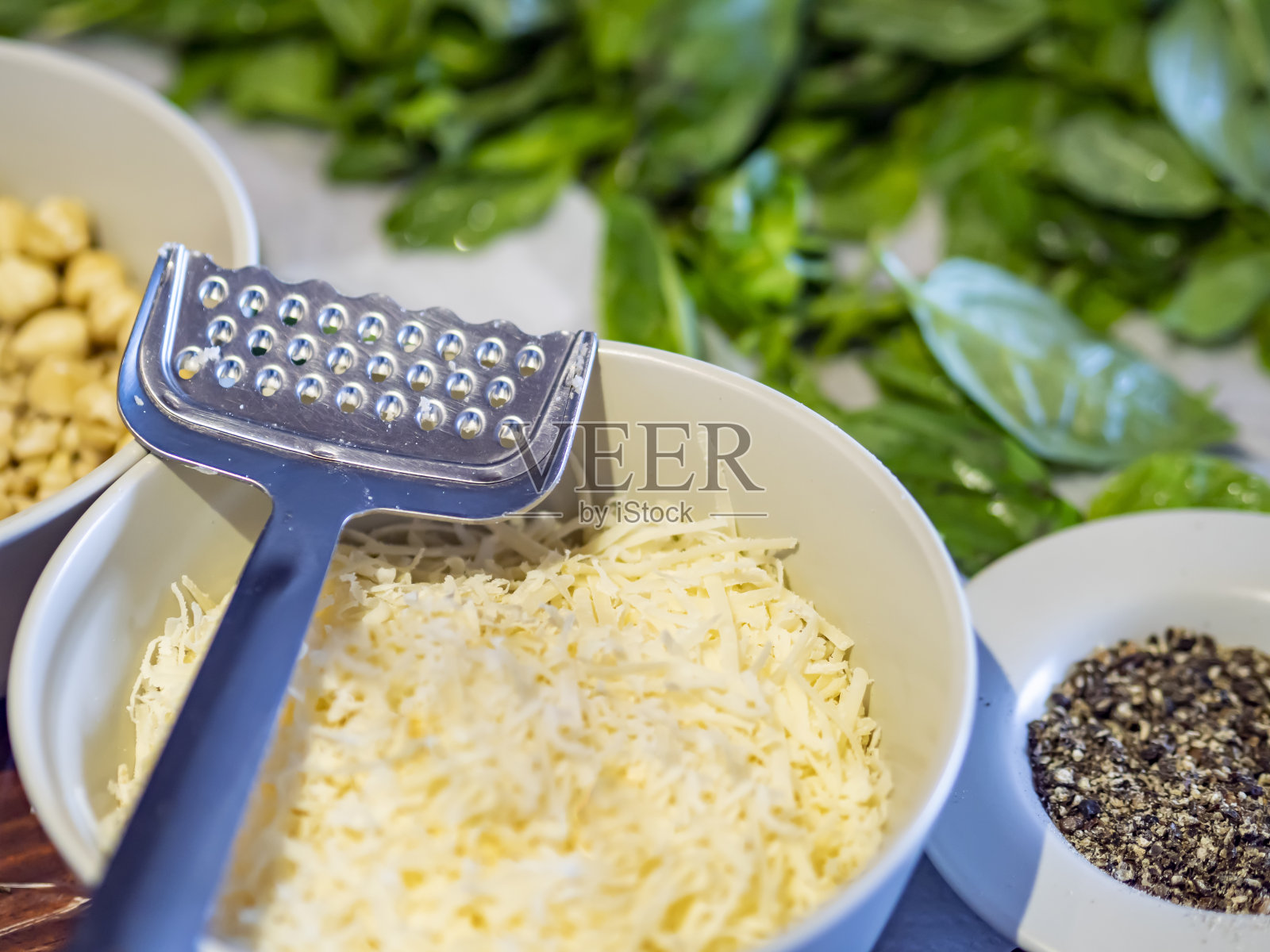 丝滑的奶酪和罗勒叶照片摄影图片