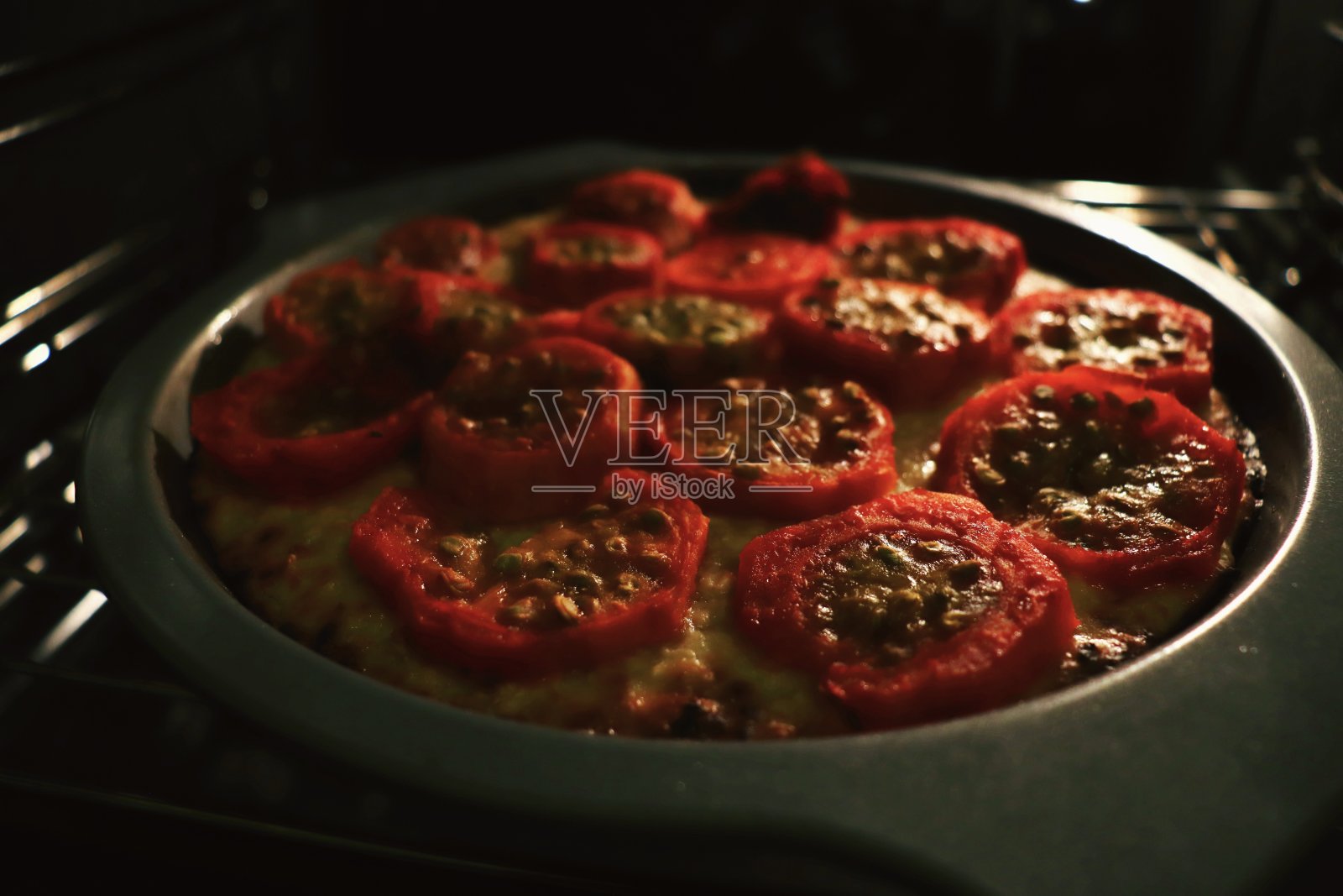 烤芝士蛋糕与红切仙人掌梨照片摄影图片