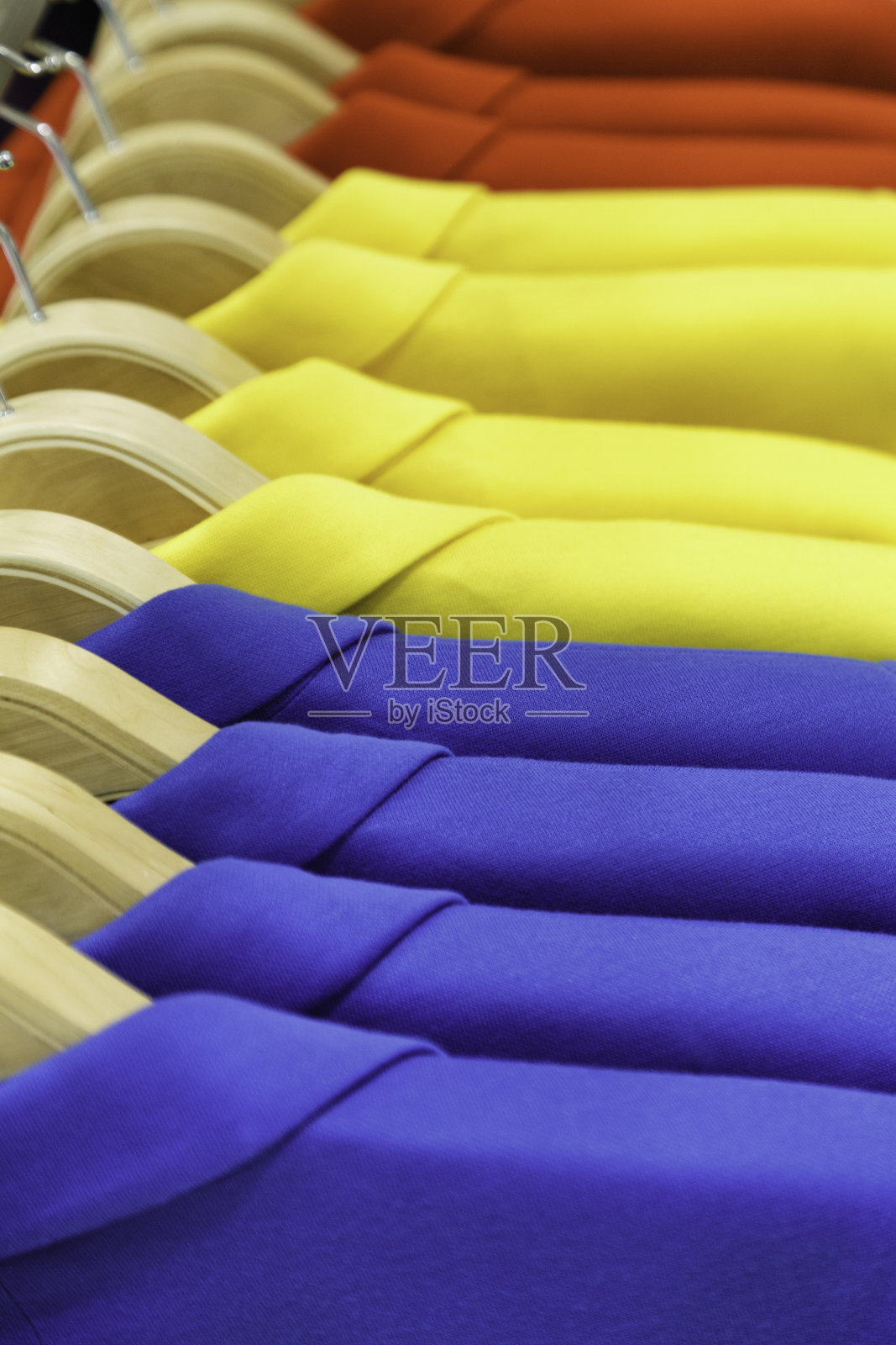 商店货架上的彩色男夹克照片摄影图片