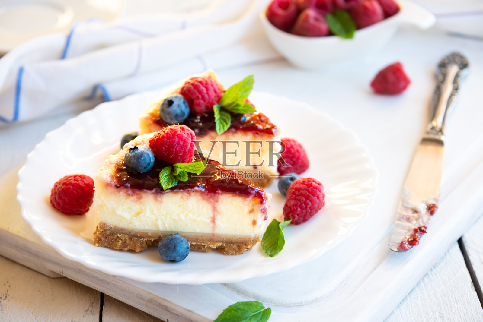 自制美味芝士蛋糕配新鲜水果和薄荷照片摄影图片