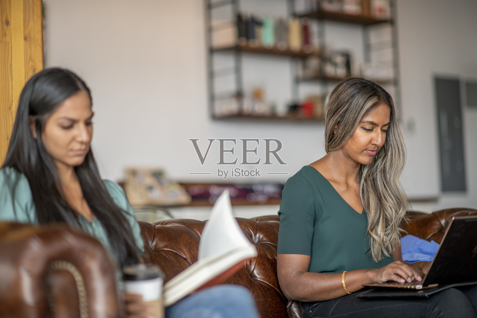 在校园内学习的大学生照片摄影图片