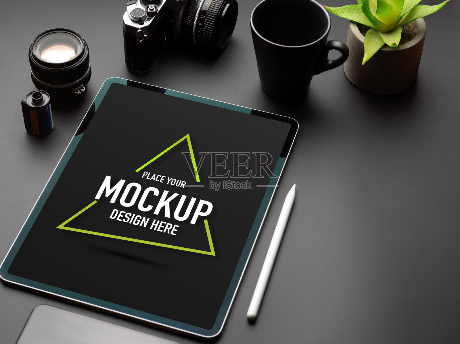 黑色桌子，模拟平板电脑，相机，马克杯，花盆和复制空间照片摄影图片