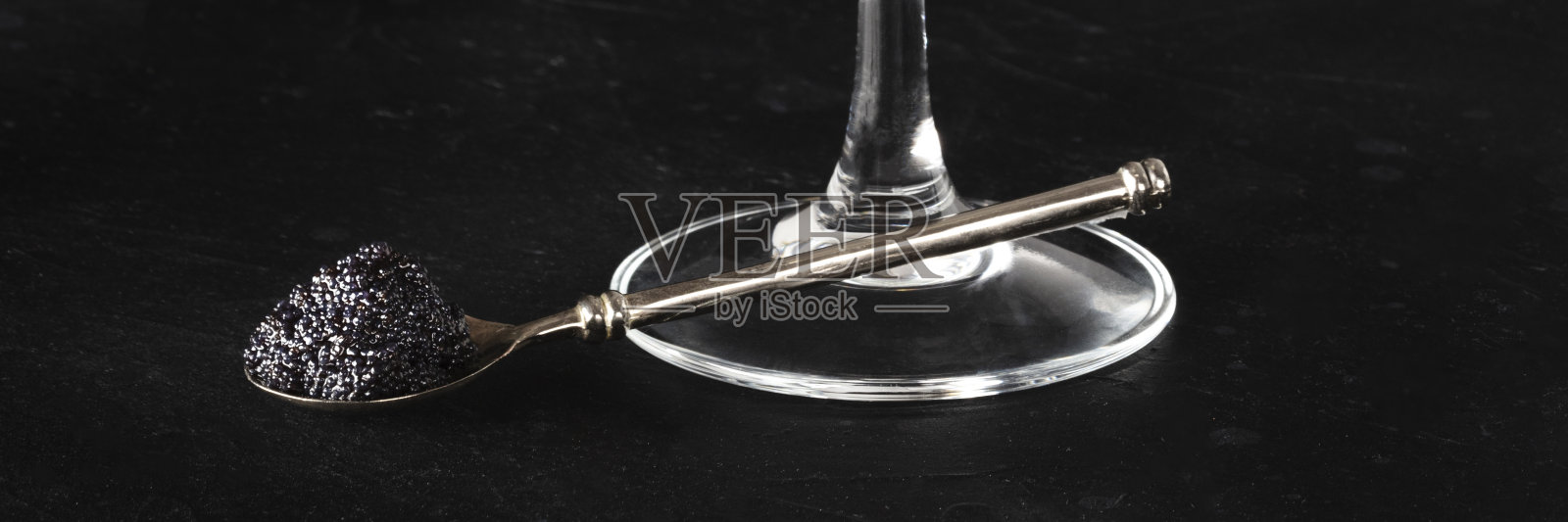 黑鱼子酱，银匙配香槟照片摄影图片