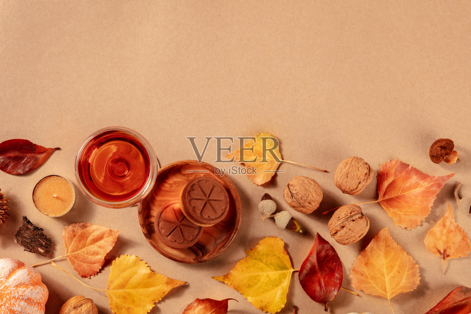 秋季背景与复制空间。葡萄酒，饼干和秋叶，从顶部拍摄与文字的地方照片摄影图片