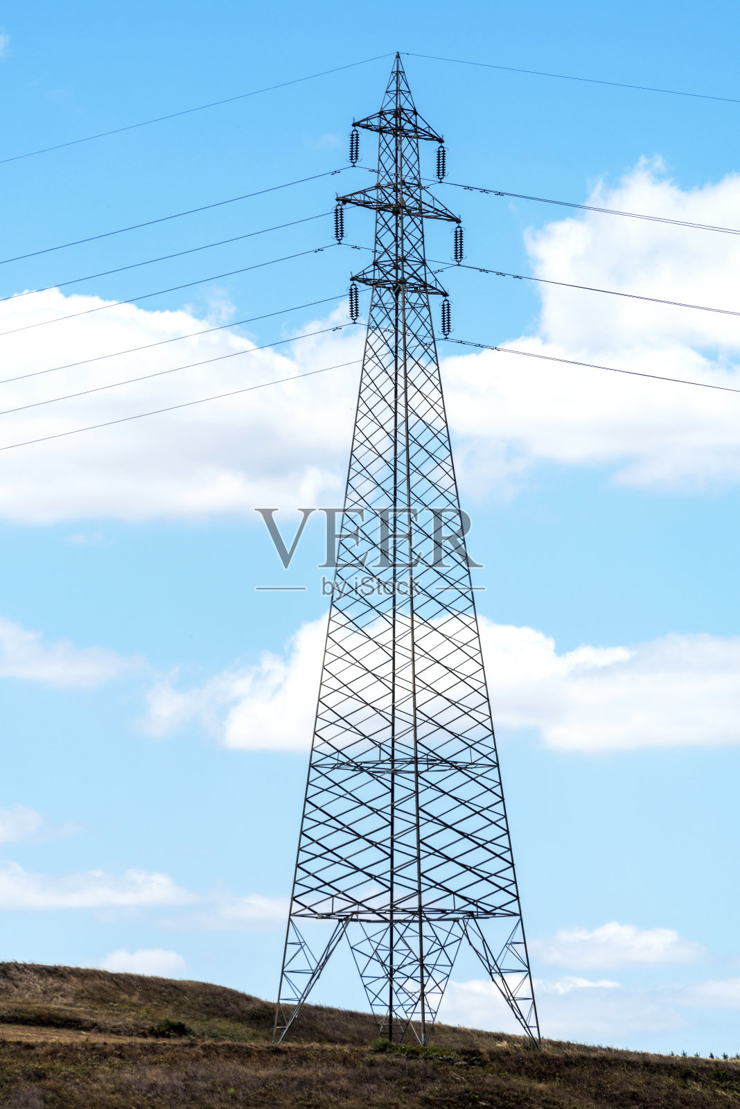 湖边农田上的高压线照片摄影图片