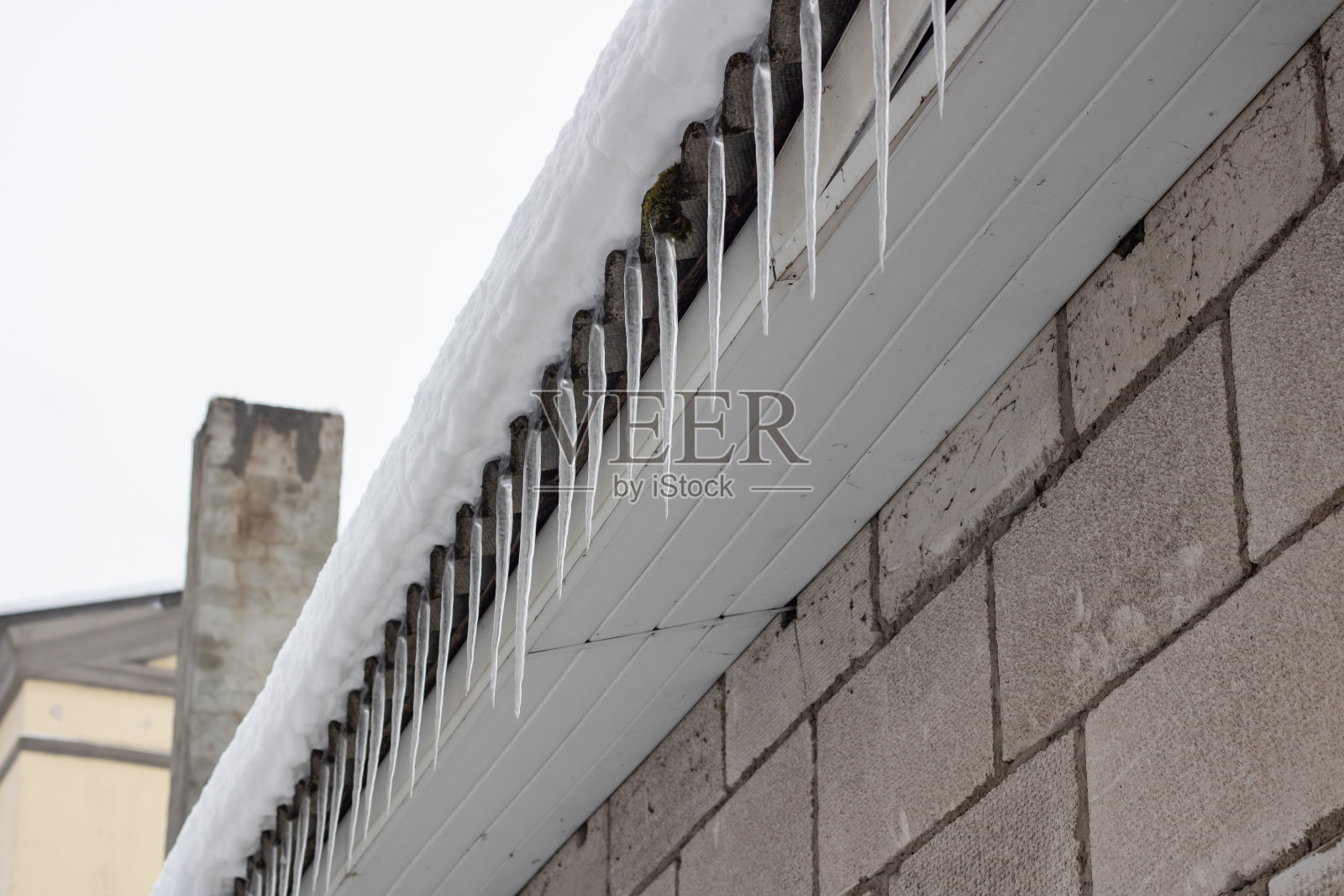 屋顶边缘有冰柱照片摄影图片