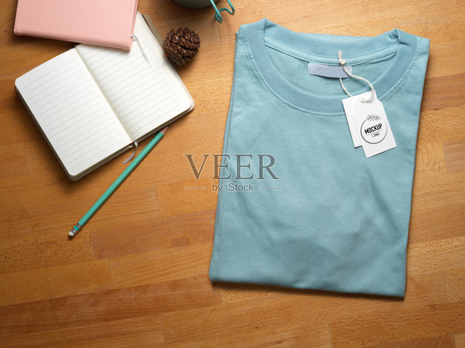 把蓝色t恤和价格标签贴在木制的学习桌上照片摄影图片