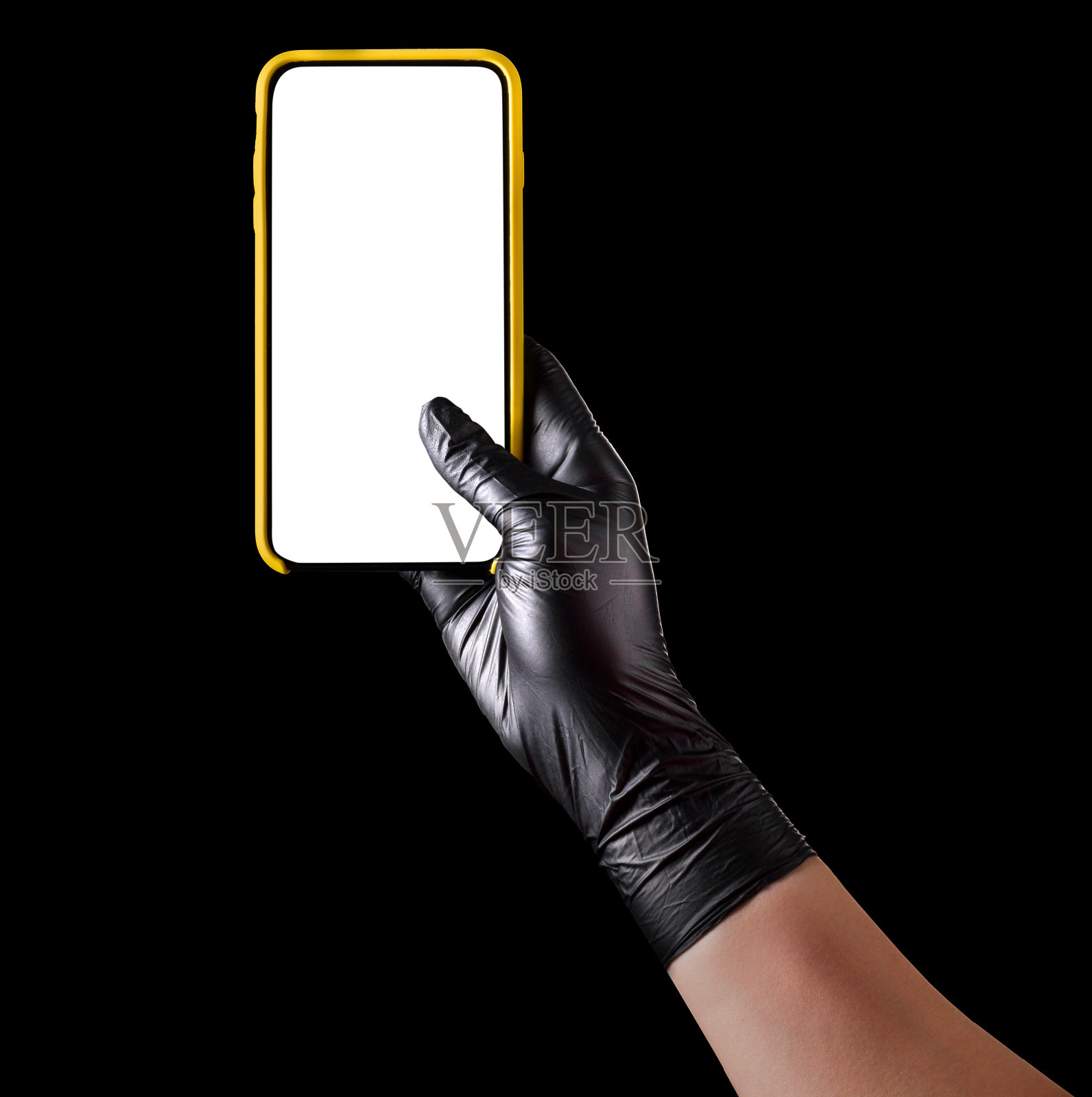 手握黑色手套的手机与空白屏幕隔离在黑色照片摄影图片