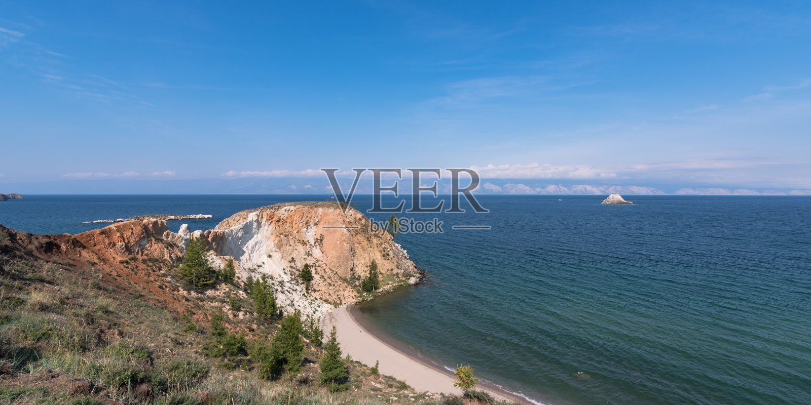 风景与布盾海角的背景下，蓝色的天空和湖泊。贝加尔湖的Olkhon岛。照片摄影图片