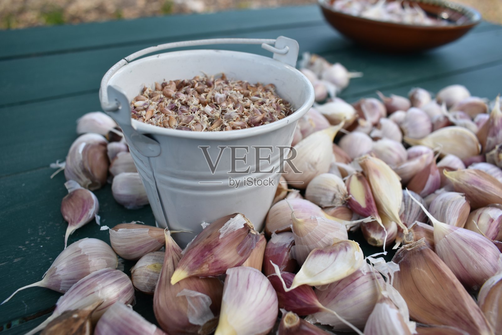 桌上有有机大蒜，桶里有大蒜籽照片摄影图片
