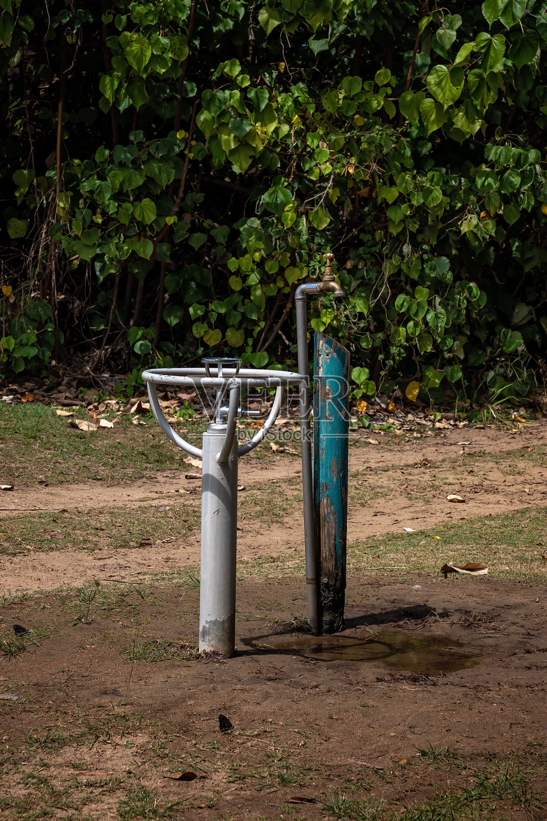 饮水机及水龙头照片摄影图片