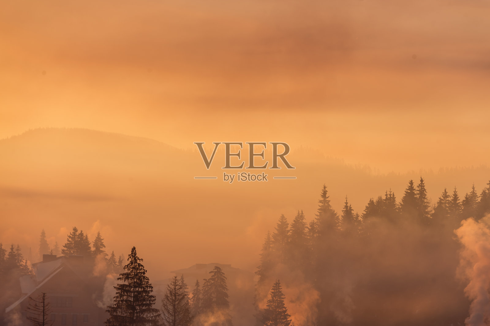 喀尔巴阡五彩缤纷的秋日清晨。戏剧性的日出在山村。艺术风格后期处理照片。照片摄影图片