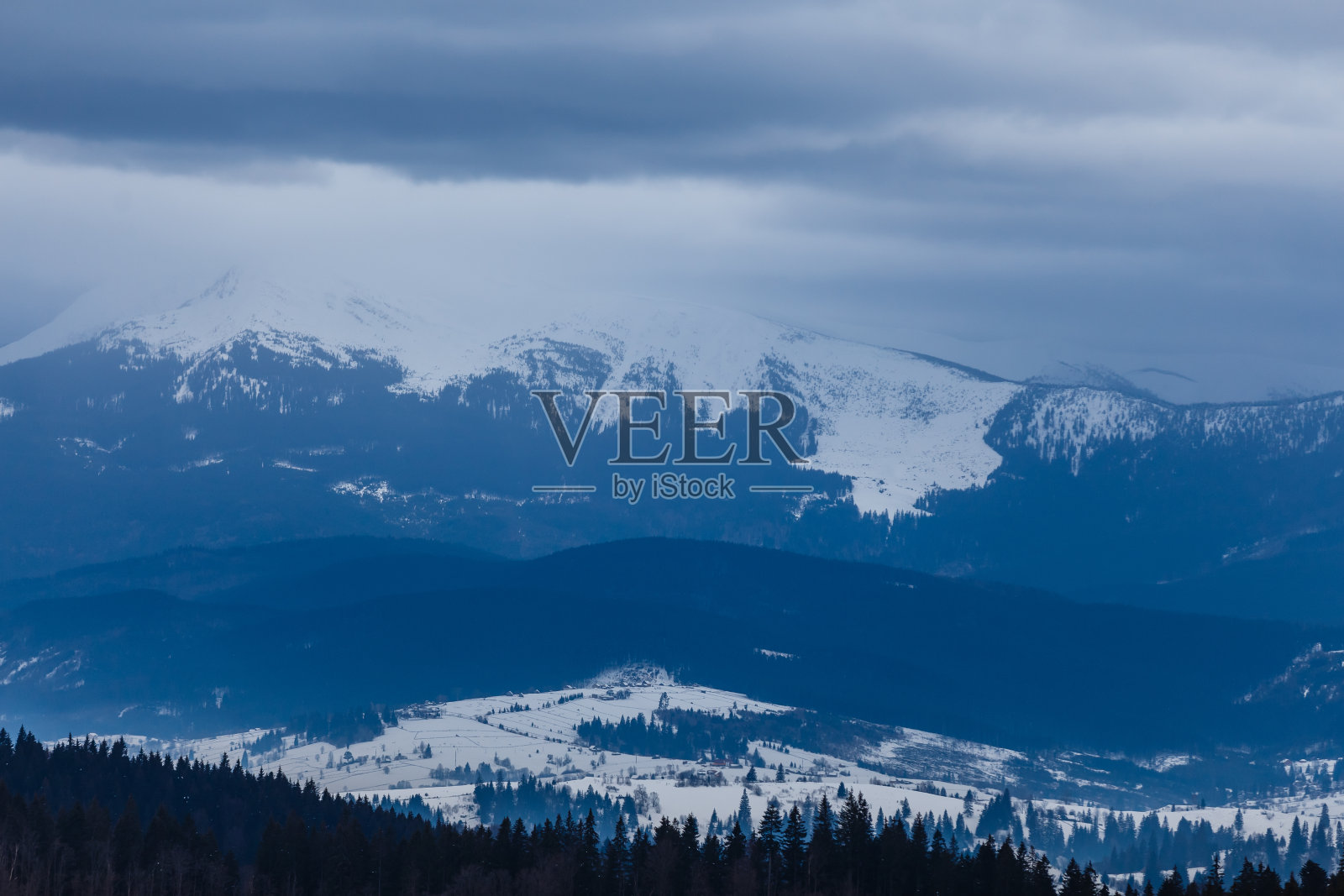 喀尔巴阡五彩缤纷的秋日清晨。戏剧性的日出在山村。艺术风格后期处理照片。照片摄影图片