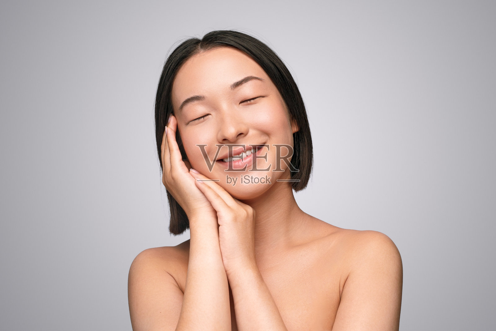 快乐的亚洲女人享受柔软的皮肤照片摄影图片