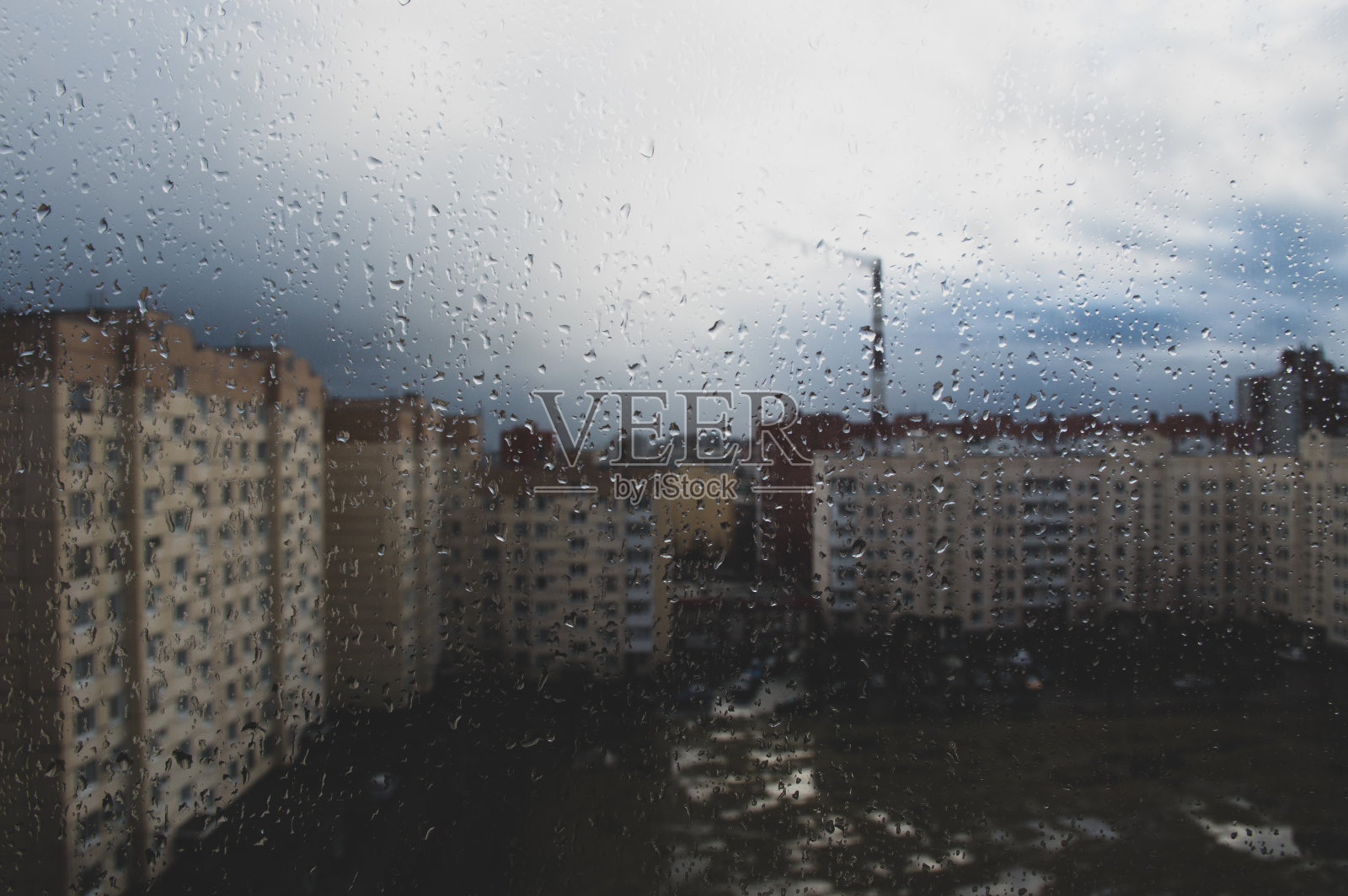 雨落在窗玻璃上照片摄影图片