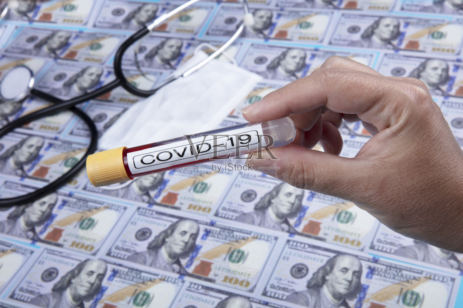 冠状病毒、COVID - 19试管和美元货币照片摄影图片