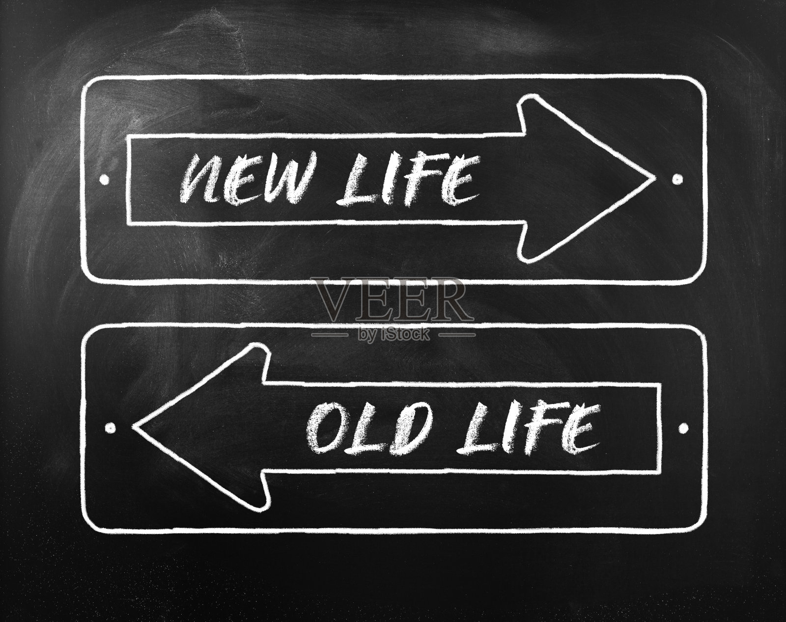 选择旧或新生活在相反的箭头在黑板上照片摄影图片