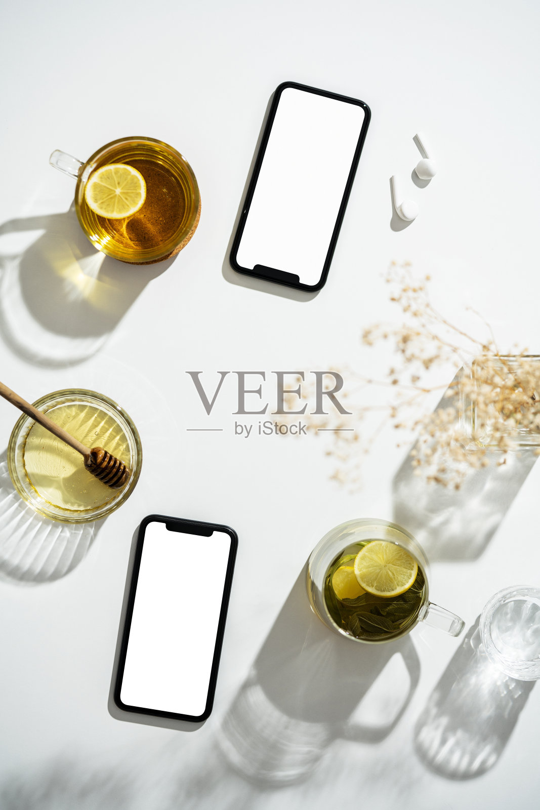 智能手机模型，模板桌上放着一杯凉茶照片摄影图片