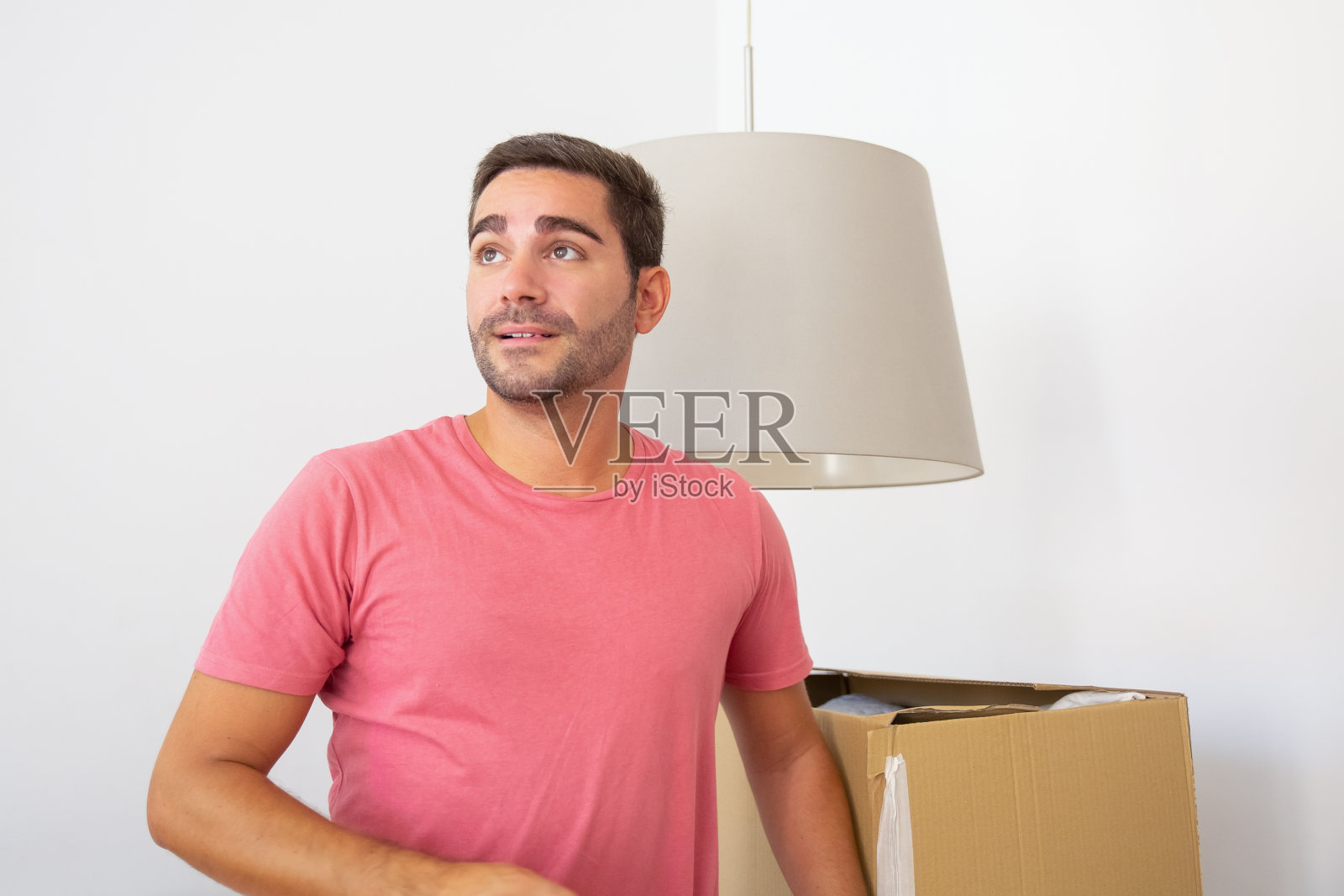 快乐的西班牙裔年轻人正在收拾东西照片摄影图片